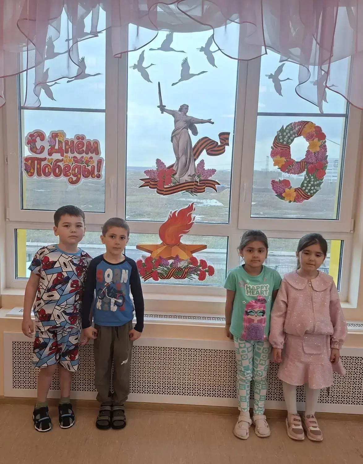 ⭐️🌟Акция «Окна Победы».⭐🌟  Воспитанники дошкольного отделения "Чебурашка" с энтузиазмом приняли учас