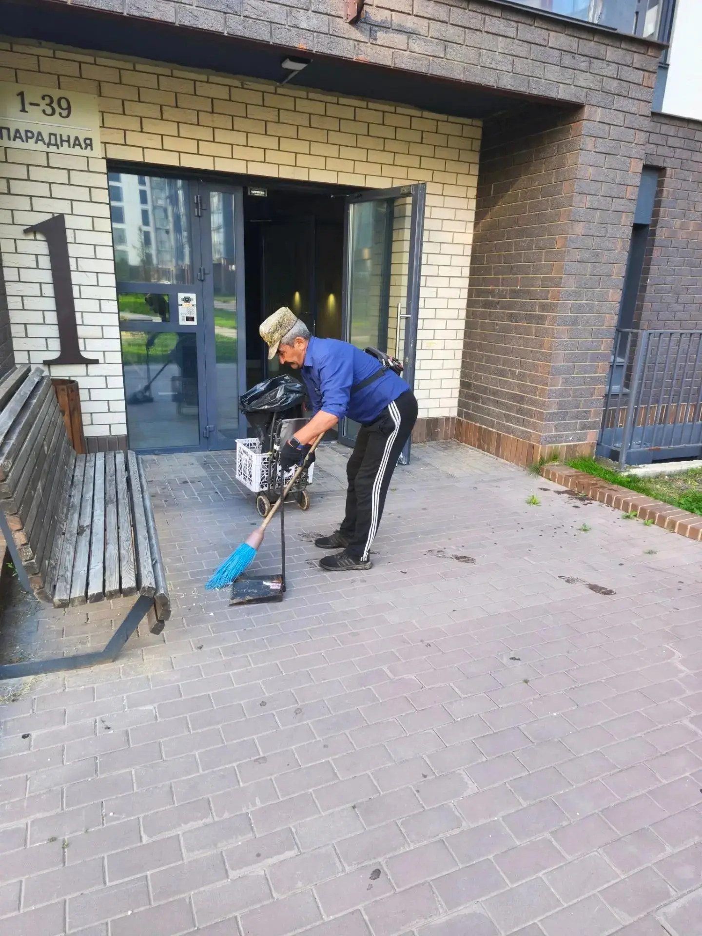 Сотрудники УК  "Горизонты"  продолжают производить ежедневные работы по благоустройству  территории 