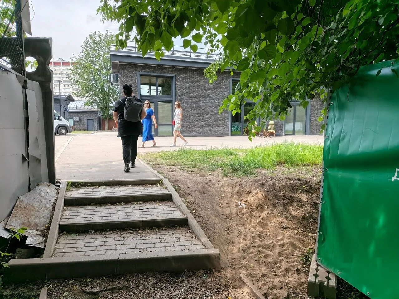 На картах оперативно убрали все парковые дорожки в зоне реконструкции.

Кроме того, добавили заборы 
