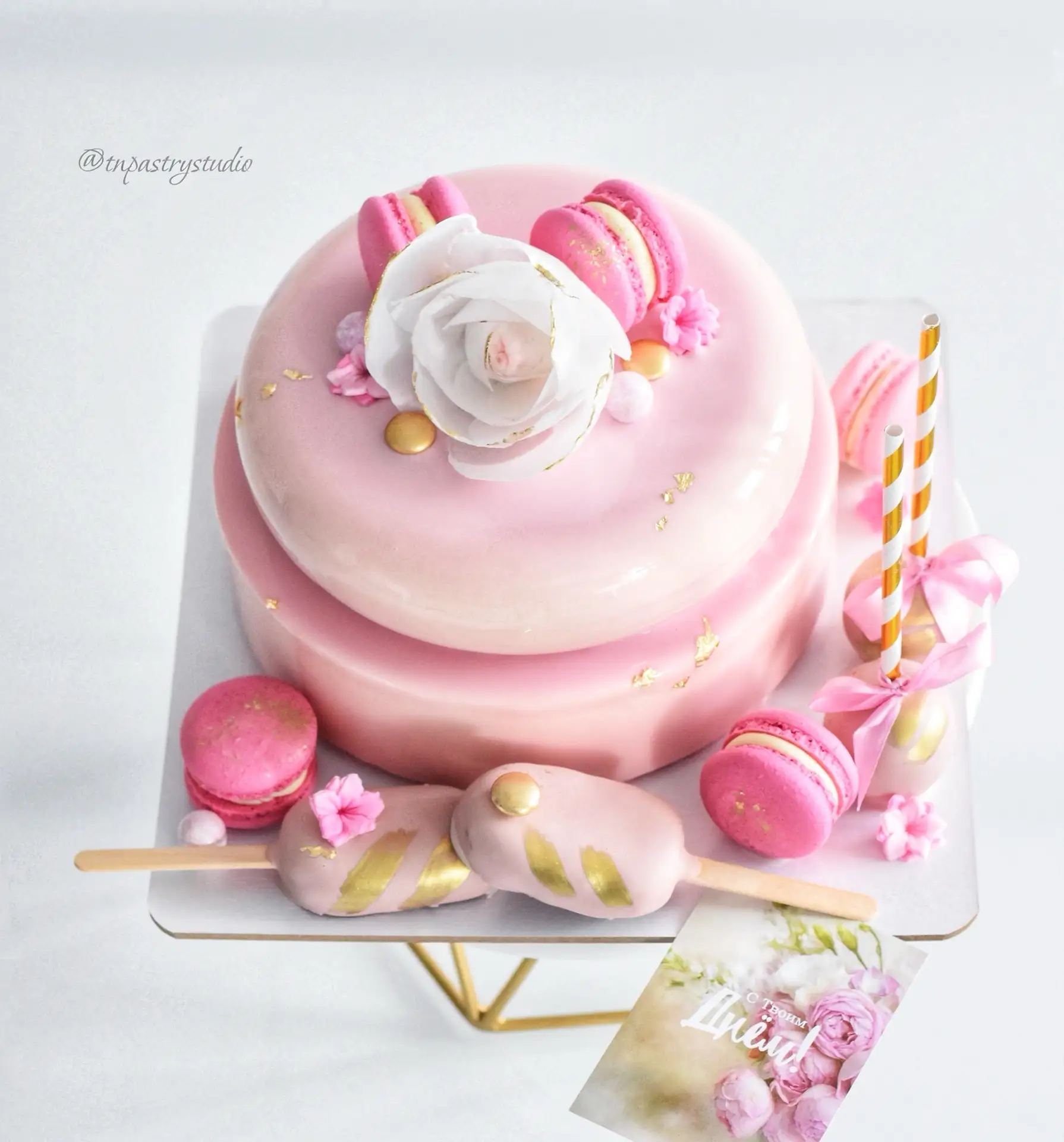 Муссовый торт с пирожными и вафельным цветком🌸