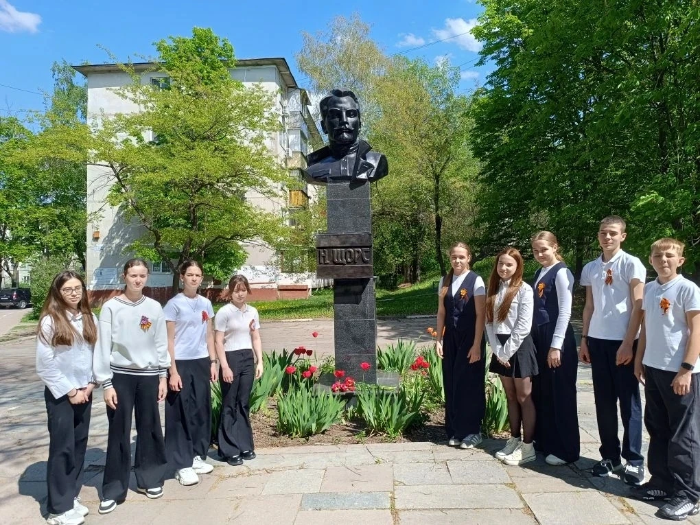 🌷 Память героев: школьники возложили цветы к памятникам в преддверии Дня Победы  8 мая, в преддверии