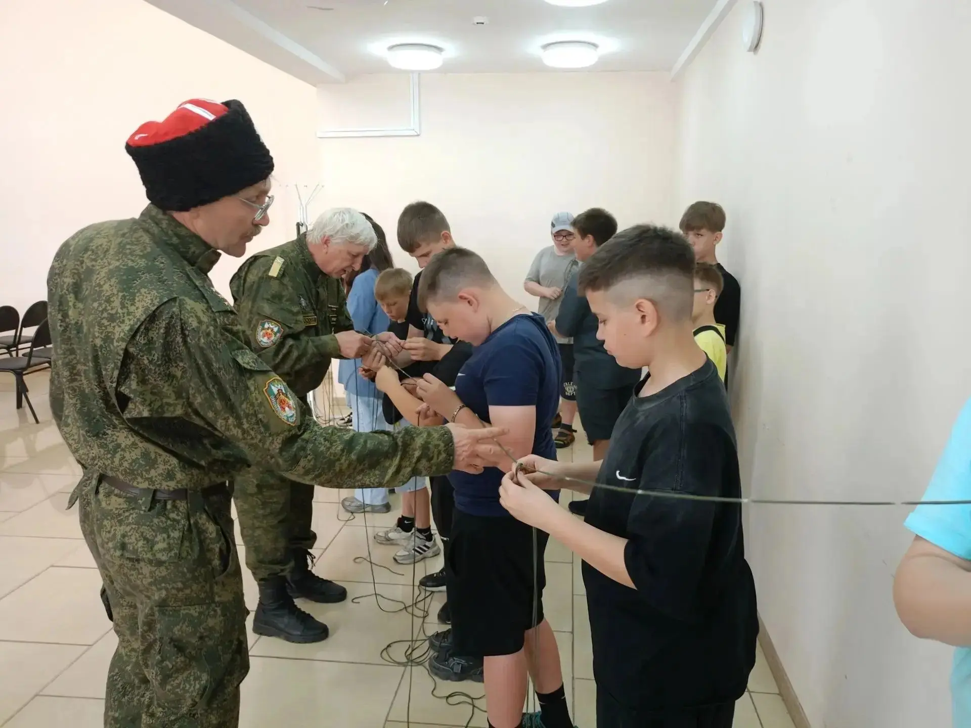 Свет нашей заботы: в пришкольном лагере МБОУ "ООШ № 17" прошёл мастер-класс по изготовлению окопных 