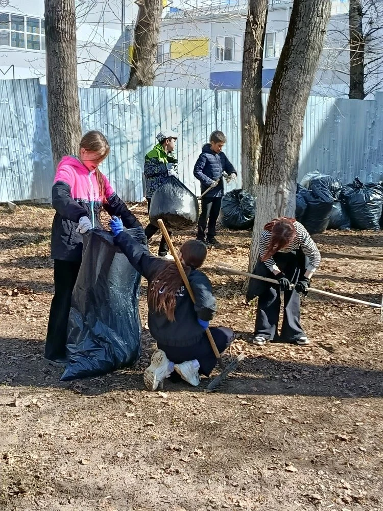 Трудовой десант 4 «В» 🧹🌱  Сегодня, 17 апреля, наш 4 «В» приобщился к общему делу - труду на благо. Р