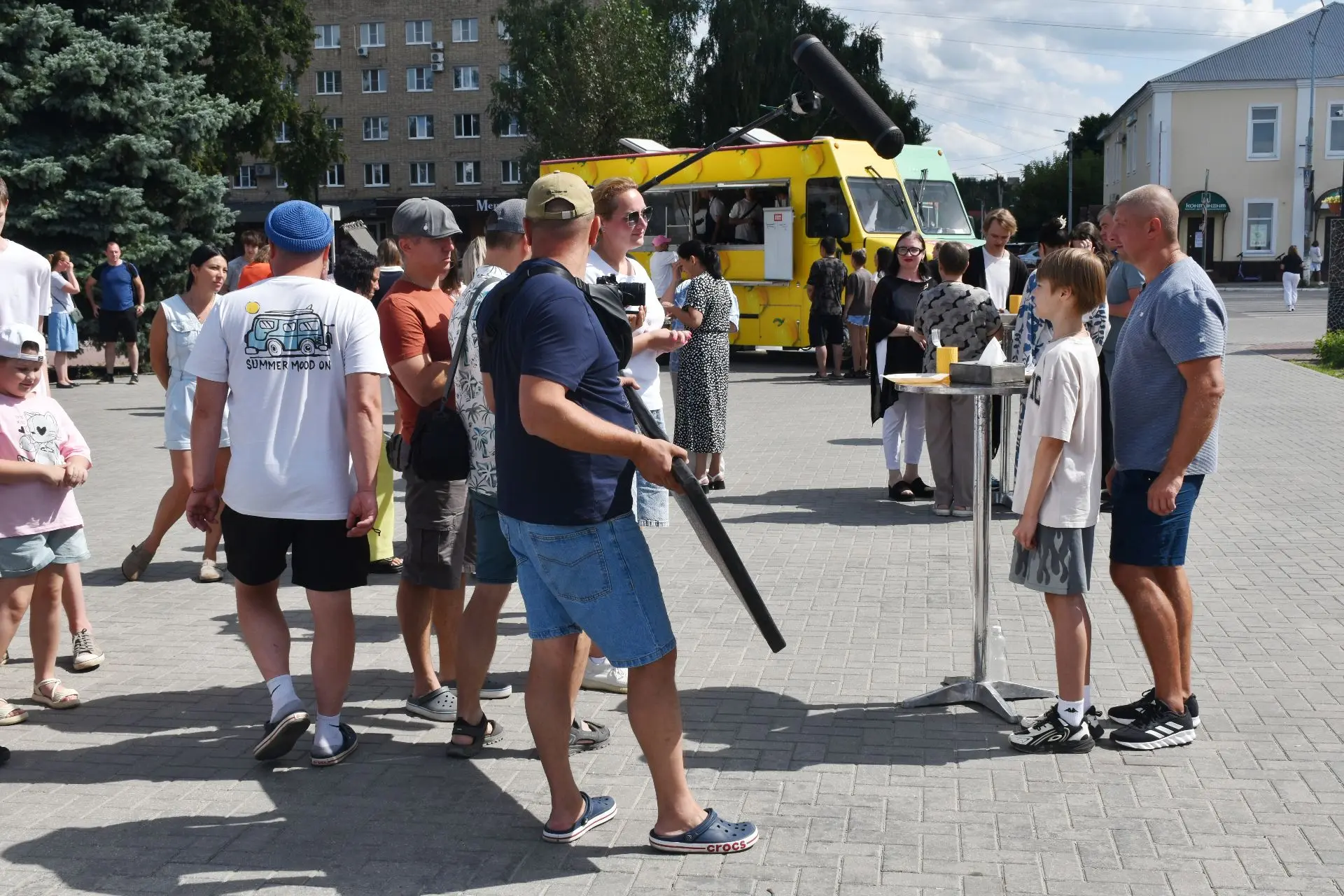 В Гусь-Хрустальном проходят съемки для Первого канала:
у нас в гостях повара на колёсах!

Этот уника