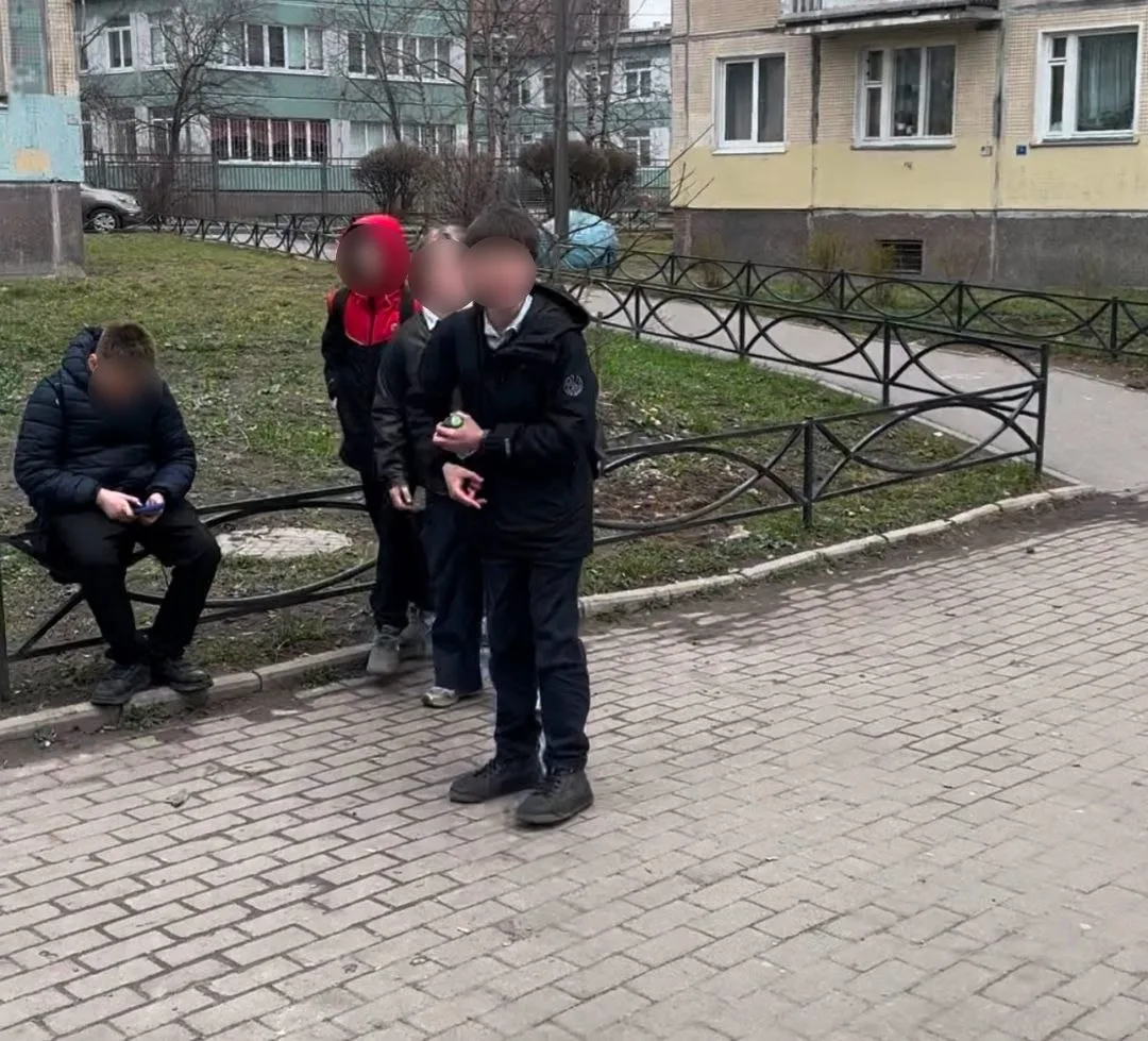 Эта компания школьников кидали пустые пробки в коляску с детьми в магазине пятёрочка на...