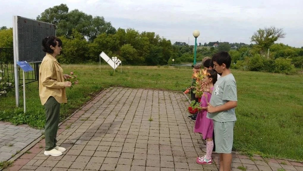 12 июля в честь Дня танкового сражения на Прохоровском поле воспитанники лагеря «Радуга» провели пам