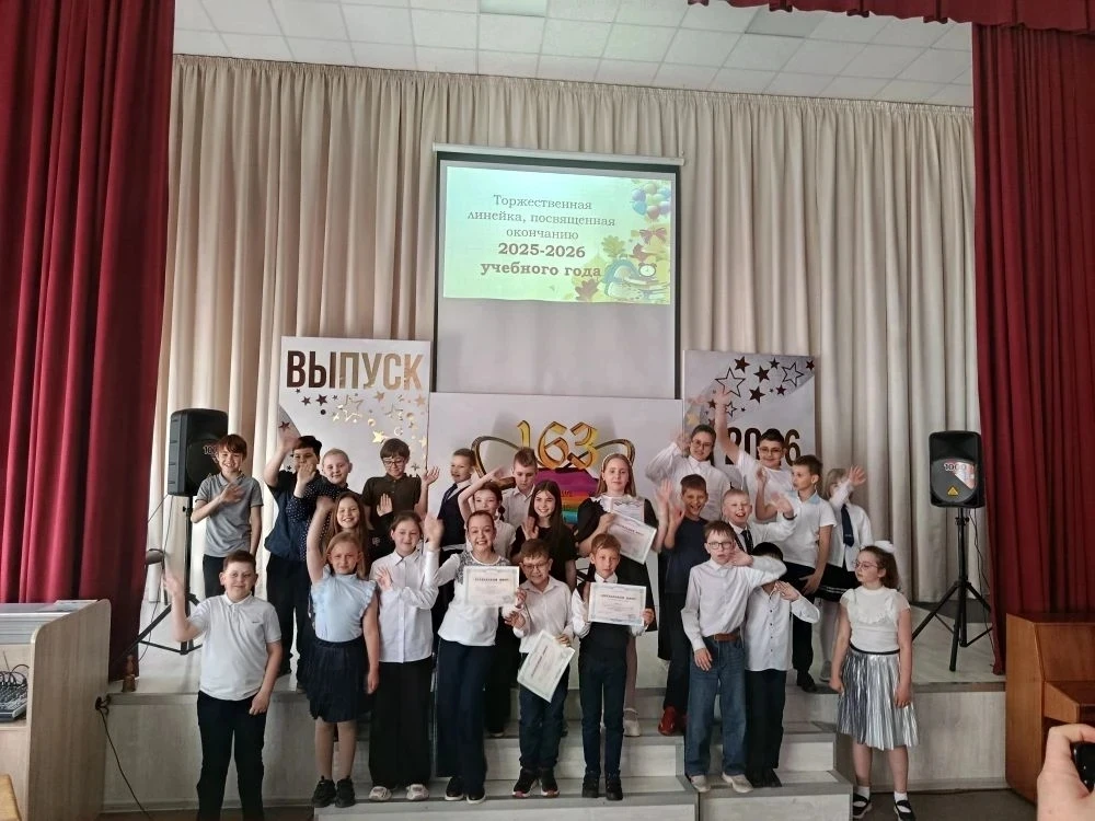 🏆Итоги года — в наградах: на торжественной линейке чествовали самых активных и старательных учеников