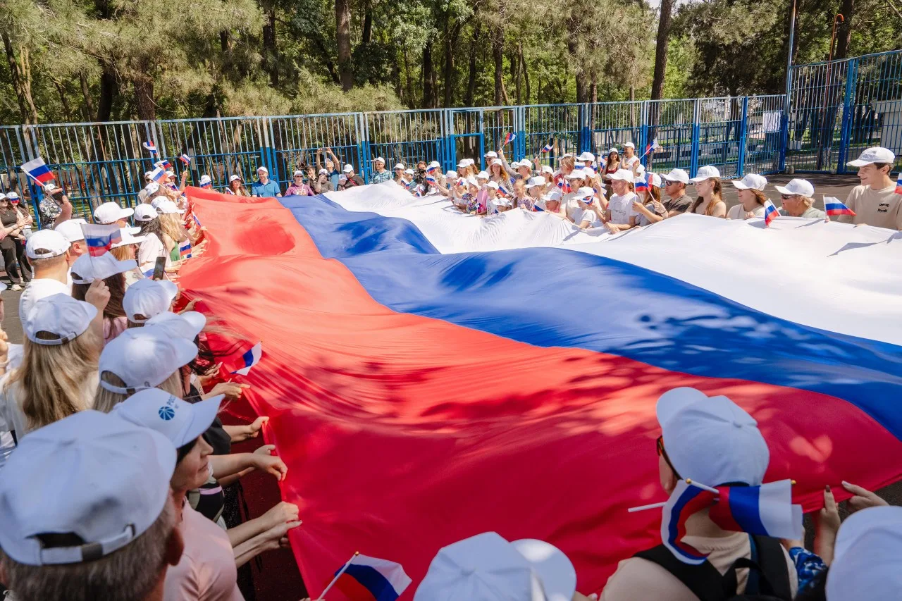 🇷🇺Сотрудники компании #РоссетиЮг и члены их семей в #ДеньРоссии организовали флешмоб #ФлагРоссии

