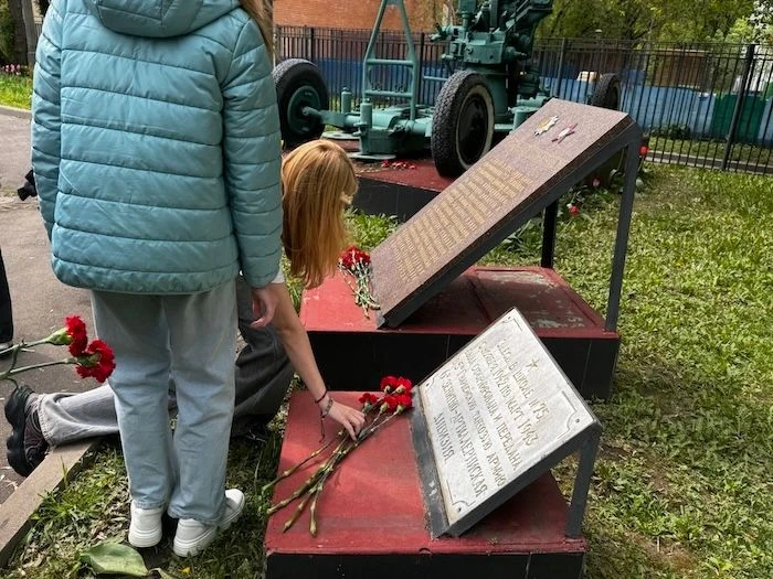 🌸 Встреча памяти  У Мемориальной пушки, расположенной возле корпуса на Поклонной 10, прошел митинг, 