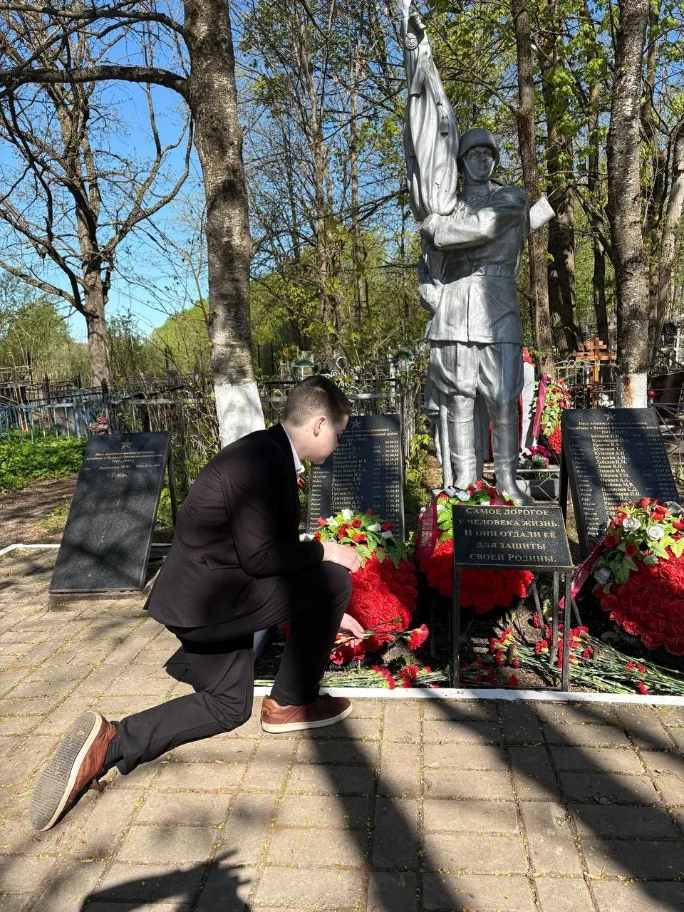 Сегодня Петровское кладбище стало местом глубокого поклонения и нерушимой памяти. У Братского захоро