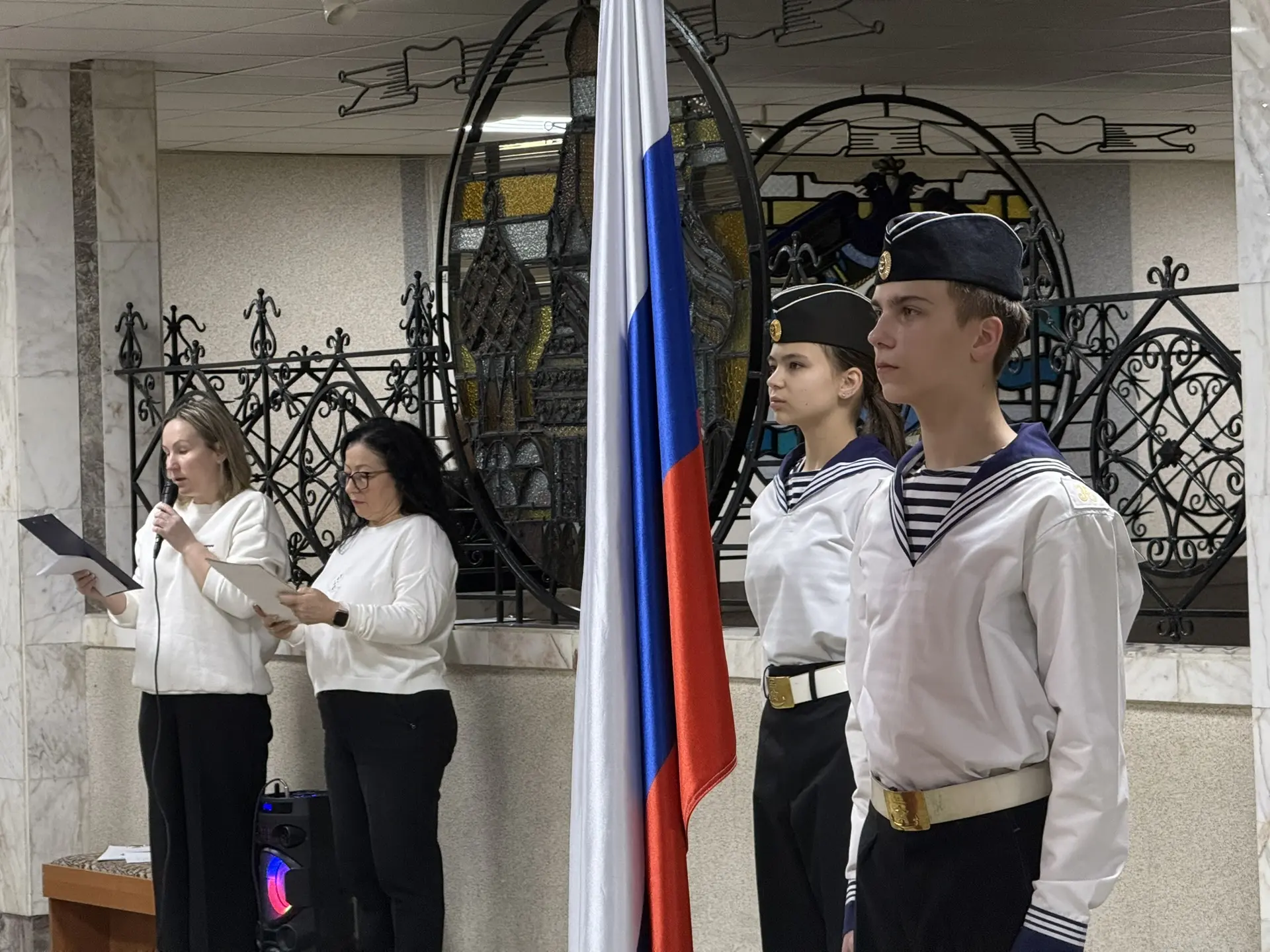 🇷🇺Наша неделя традиционно началась с поднятия флага и исполнения гимнов  На линейке ребята узнали о 