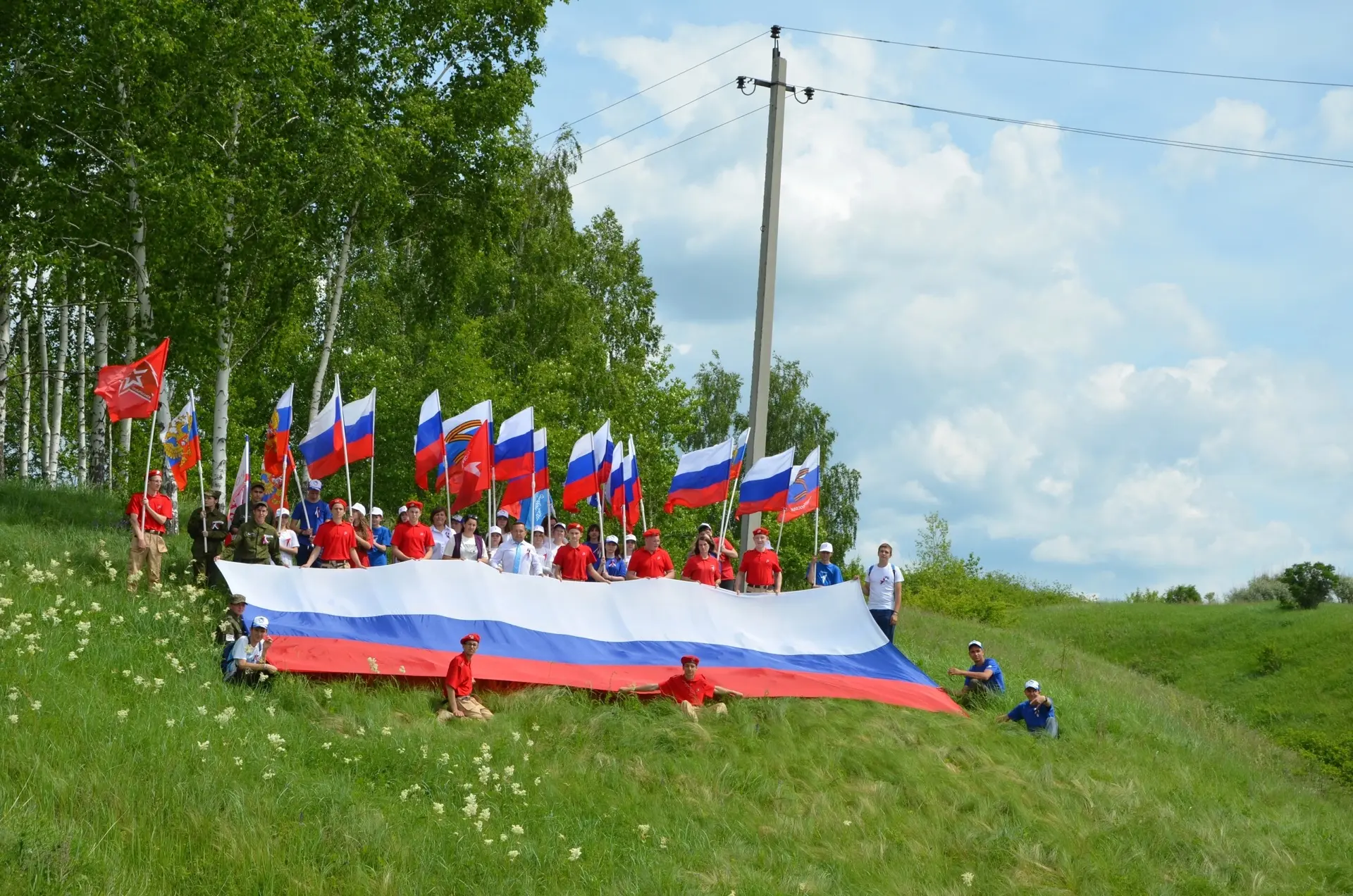 🇷🇺Триколор над округом: в селе Вячка развернули флаг России на самой высокой точке🇷�...