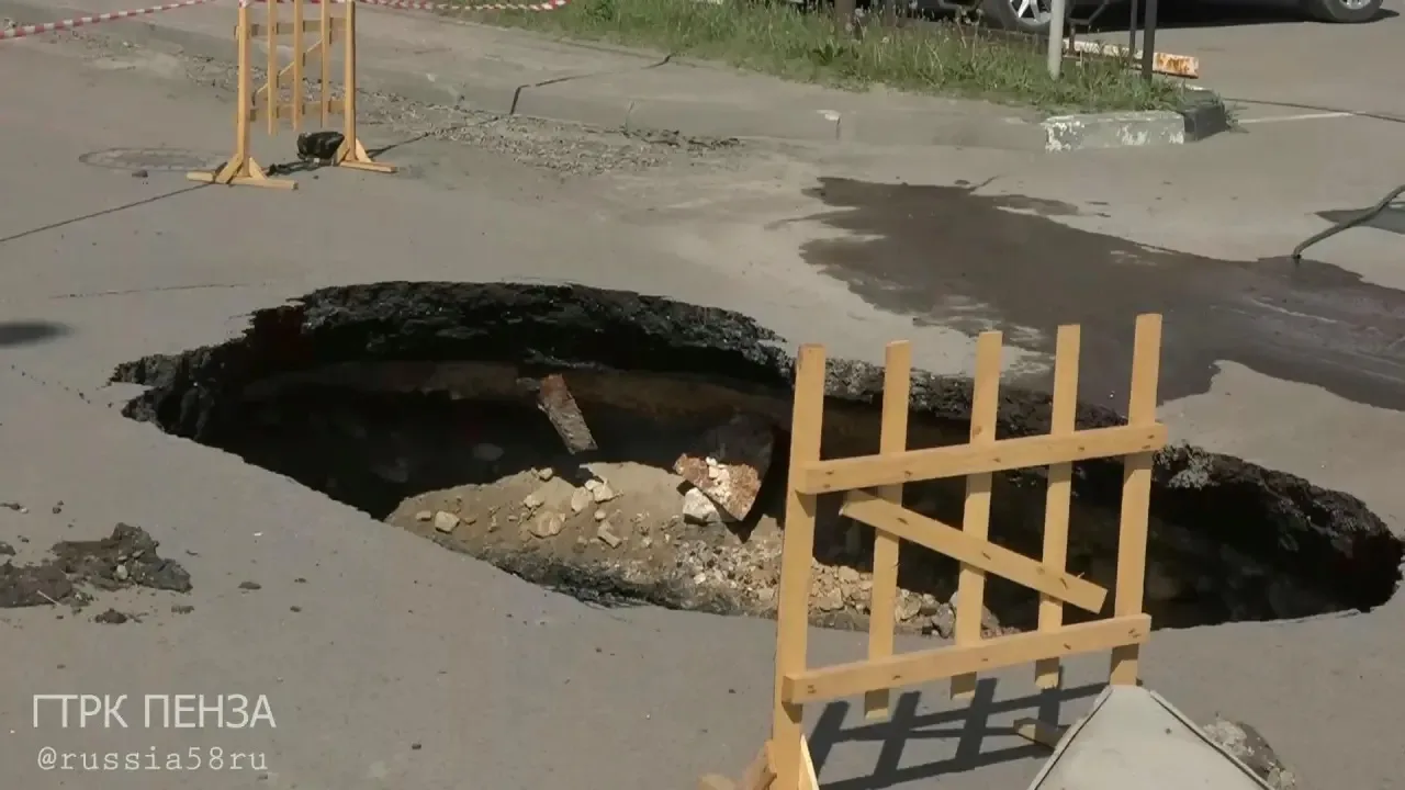 🔻Восстановление водопроводной сети на улице Лозицкой в Пензе вызывает неудобство у водителей. Переко