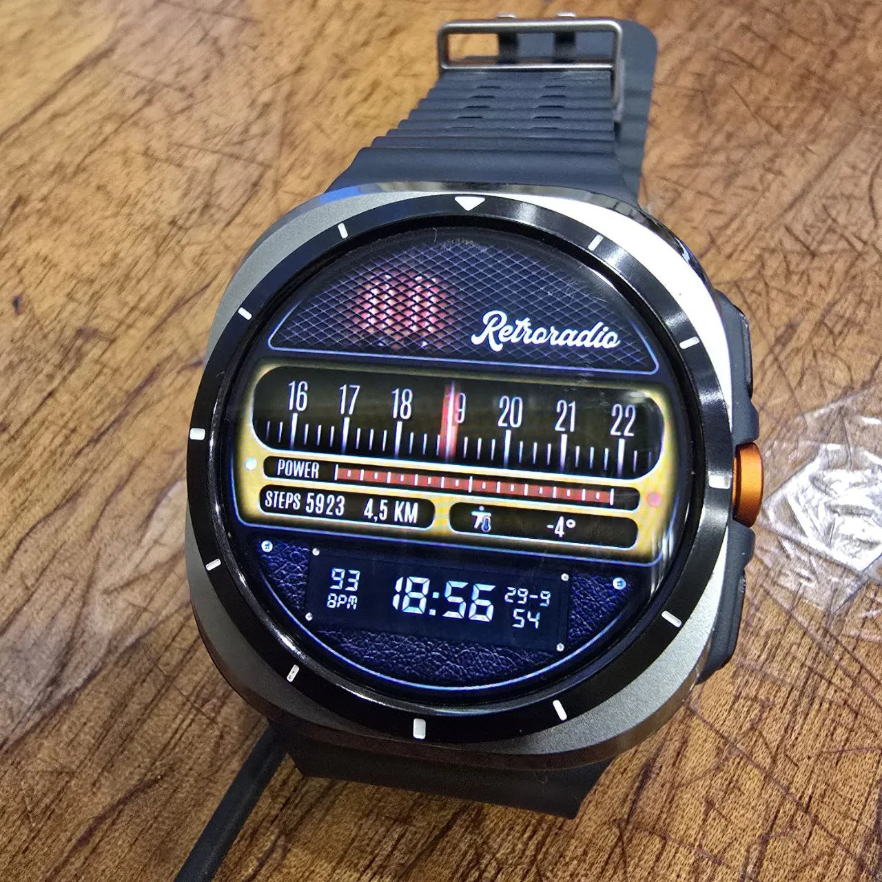 #WatchFace Циферблат RetroRadio прикольная моделька
