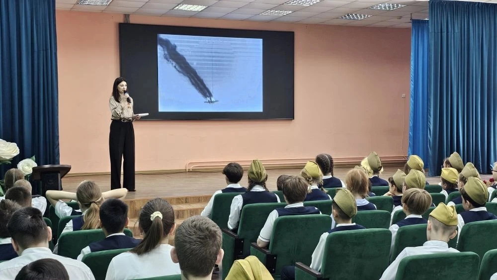Сегодня в нашей школе завершился ежегодный фестиваль песни «Во славу Родины поём!». Это событие стал