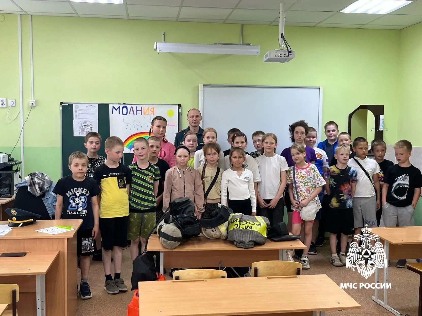 ☀️Пусть лето будет безопасным! 

🚒Сотрудники МЧС России рассказали детям «Районного центра внешколь