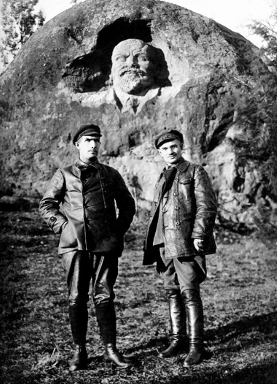 📷 Сотрудники ВЧК у одного из первых памятников Ленину, СССР, 1924 год.