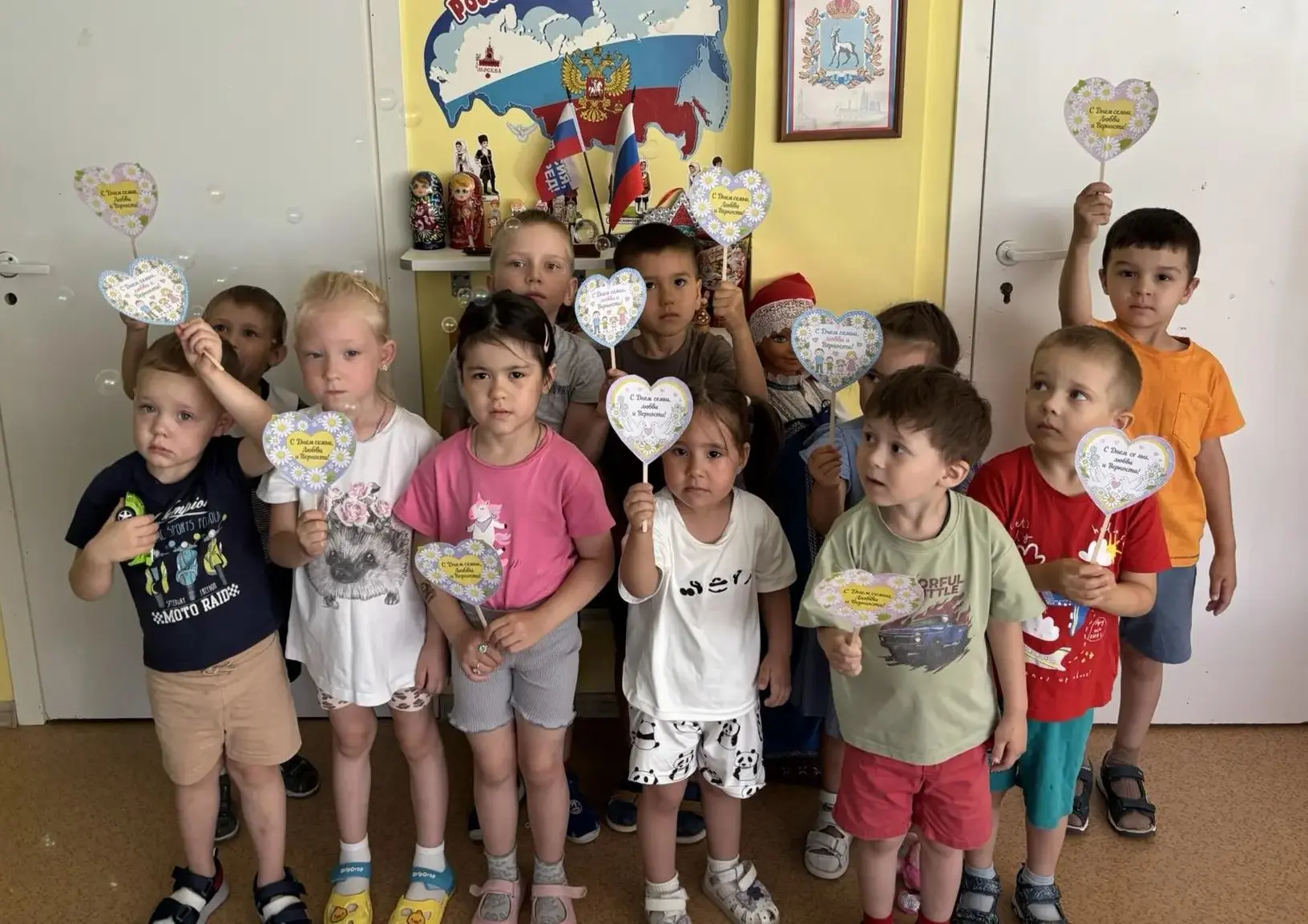 Воспитанники группы "Звездочки" вместе с педагогом А.И. Морочко говорили о важности семьи.
Малыши ра