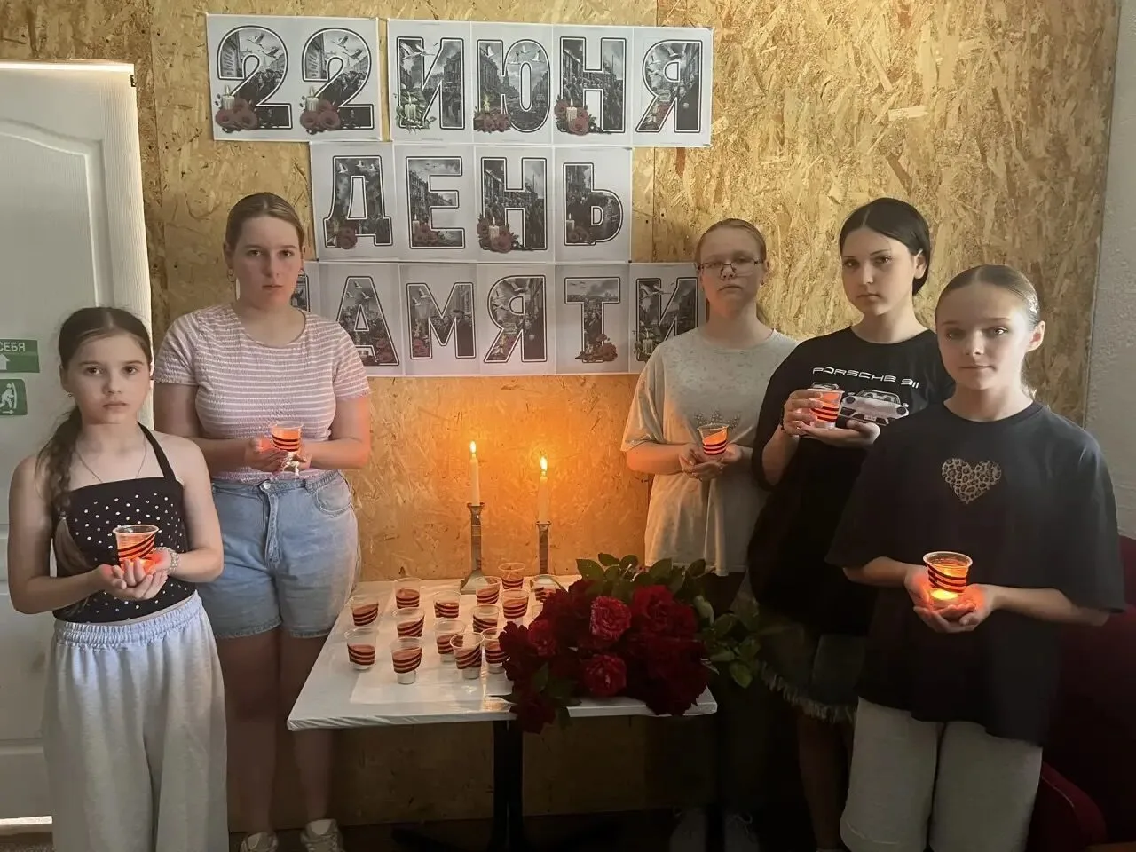 В Дубровском сельском клубе накануне Дня памяти и скорби прошла акция «Тысяча свечей»  

Участники с