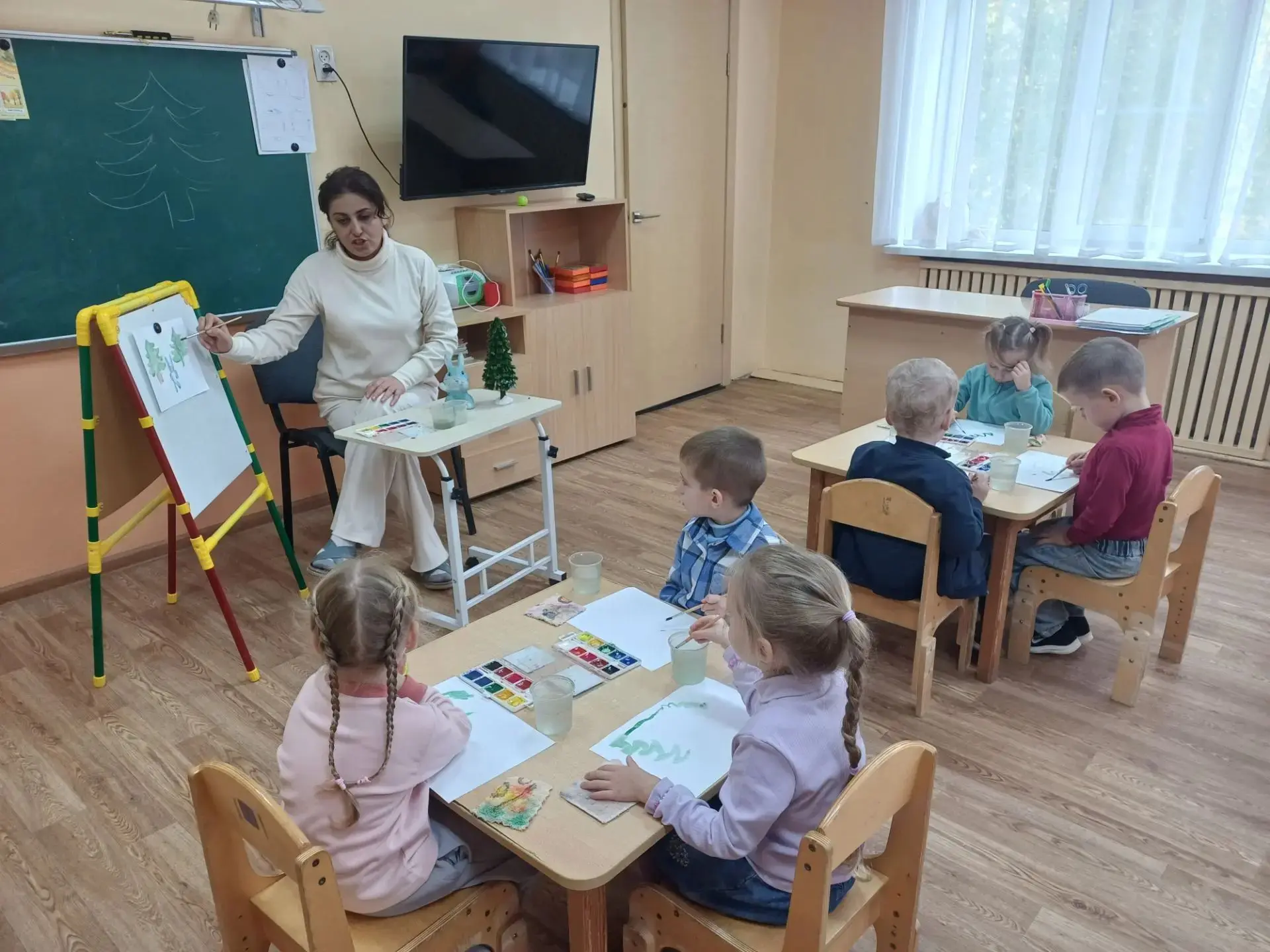 В средней группе прошло занятие по рисованию «Зайчик под ёлочкой» 🎨🌲