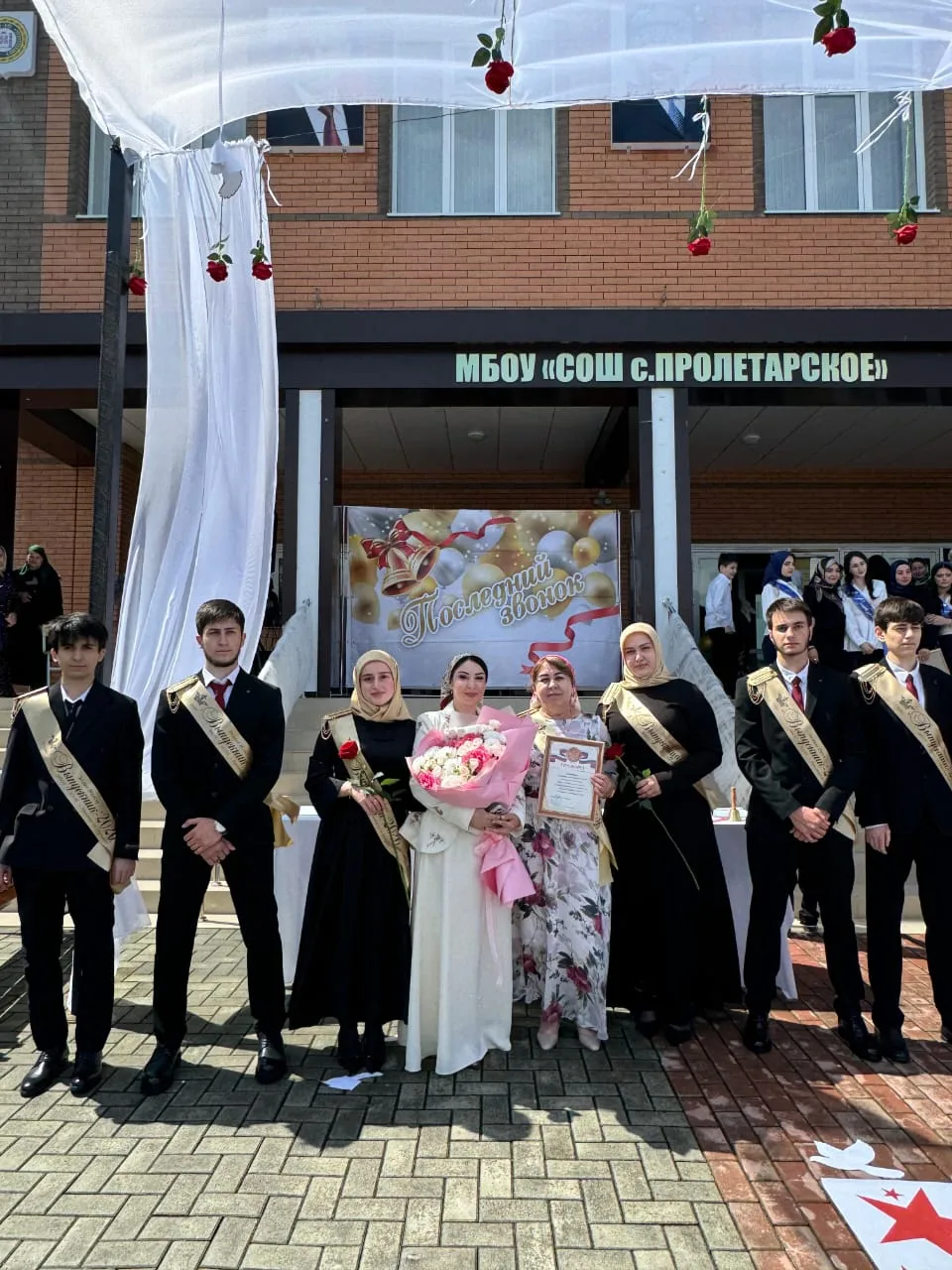 Дорогие выпускники! Позади школьные годы, полные открытий дружбы и первых побед. Вперед...