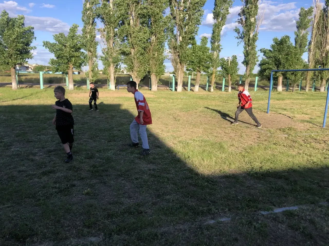 В спортивном зале п. Лощинный, согласно календарному плану  МБУ "ФСЦ "Урожай" прошел турнир по футбо