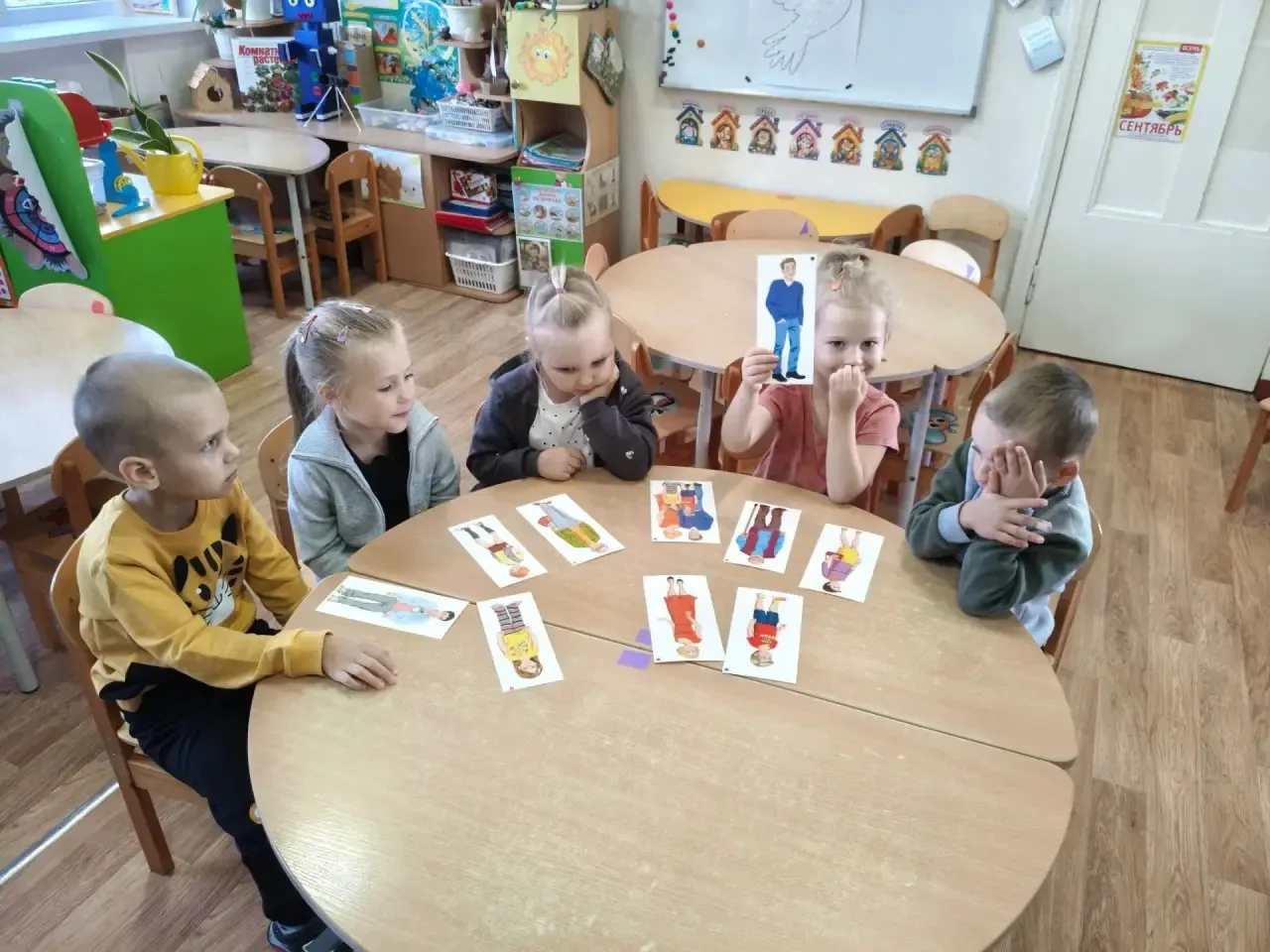 👪 Сегодня с ребятами из средней группы «Ромашки» мы говорили о семье! 🌸