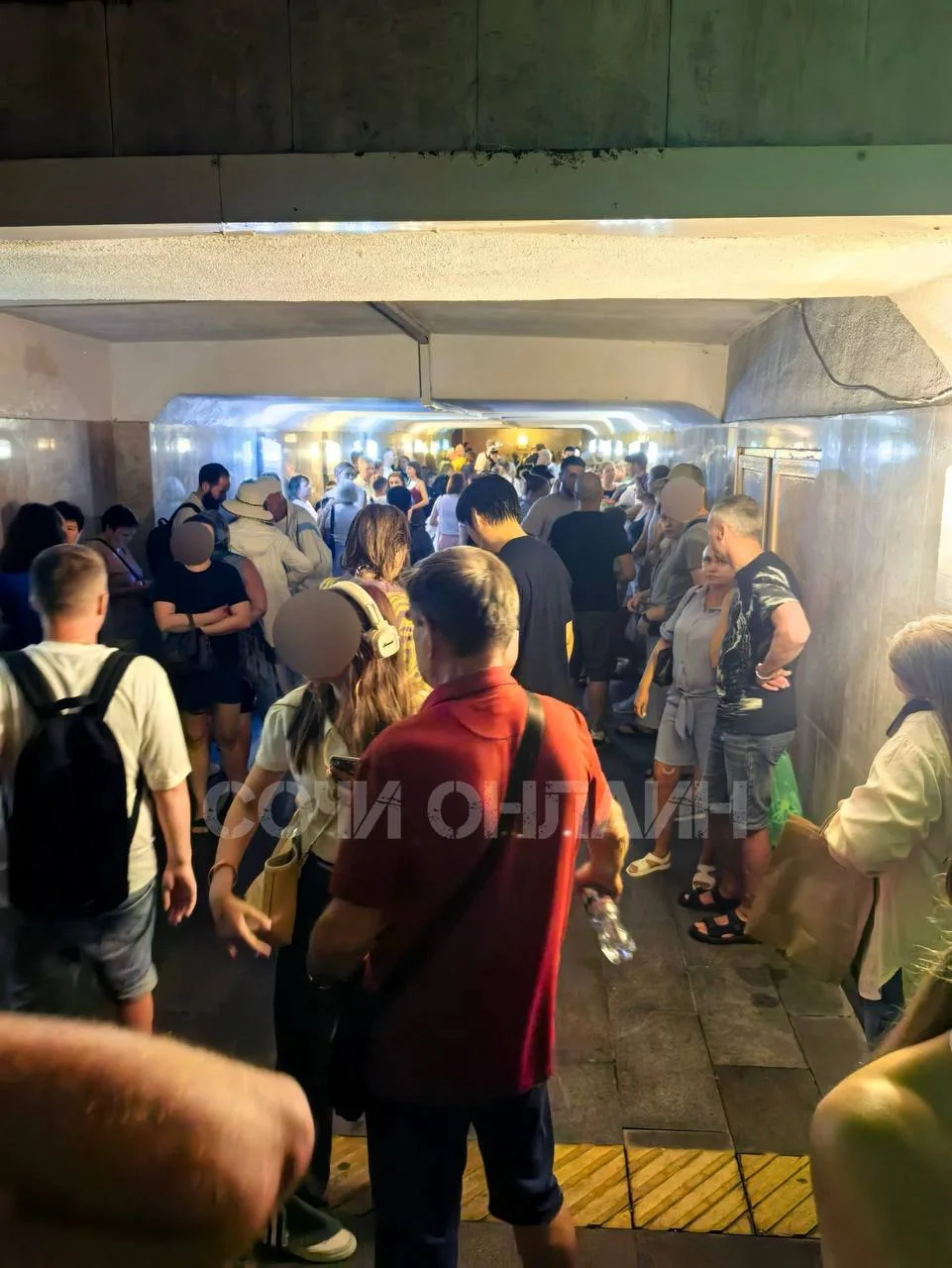 😱 Люди прячутся от атаки БПЛА в подземных переходах — и правильно делают.