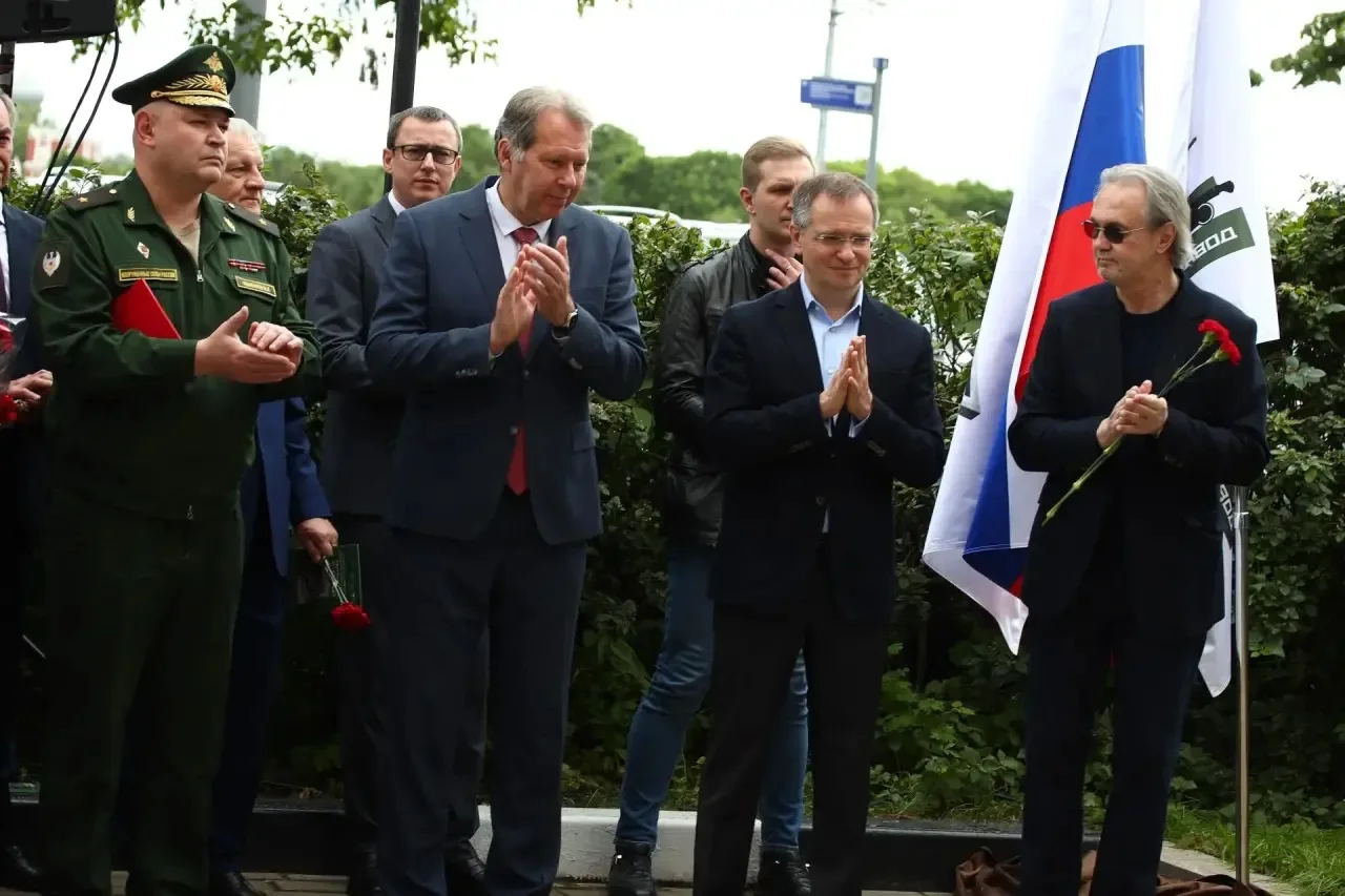 Монумент Герою Социалистического Труда Юрию Максареву открыли в Москве на Бережковской набережной  ✊