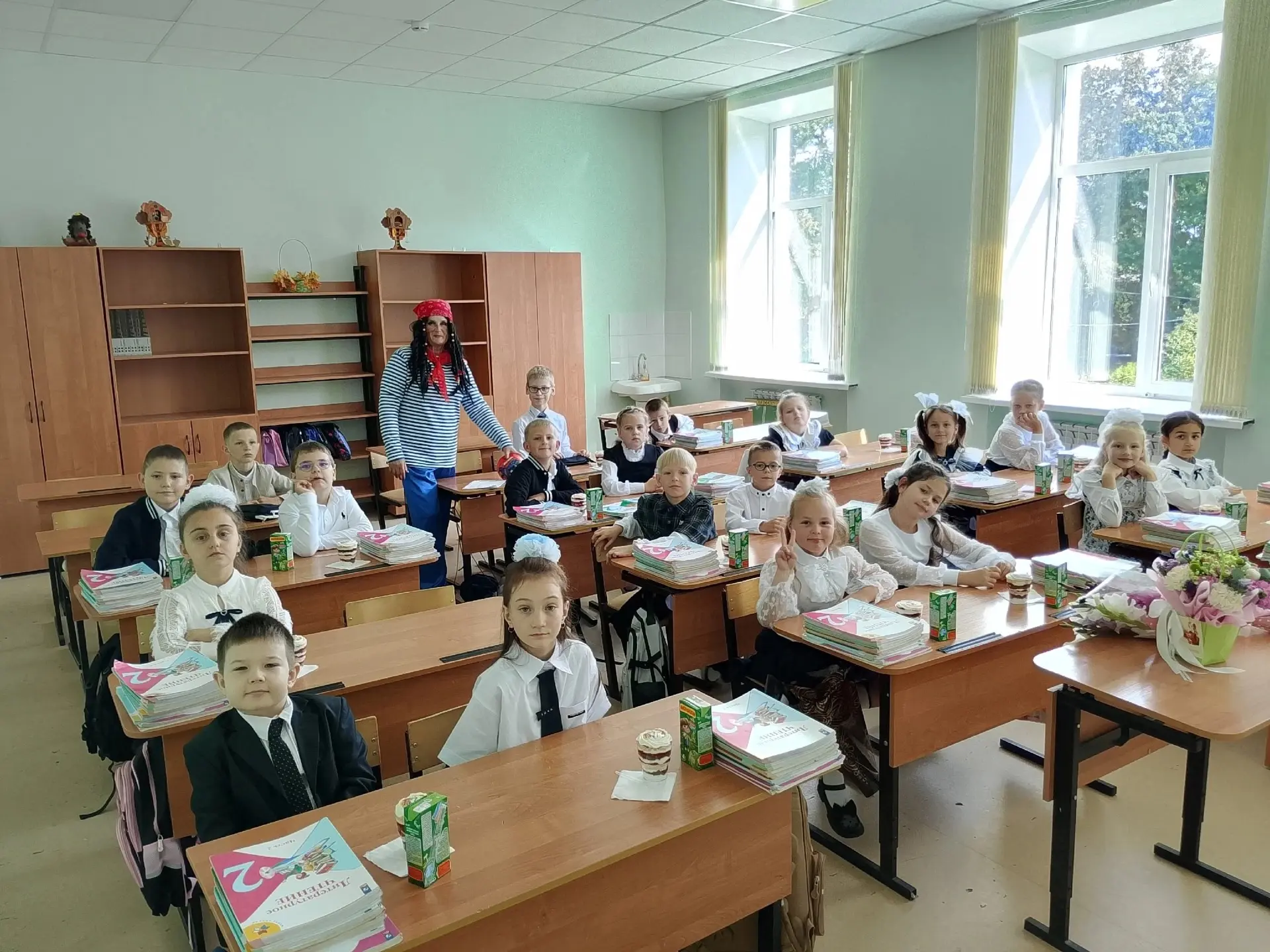Солнечная погода, море цветов, хорошее праздничное настроение, все это сопутствовало мл...