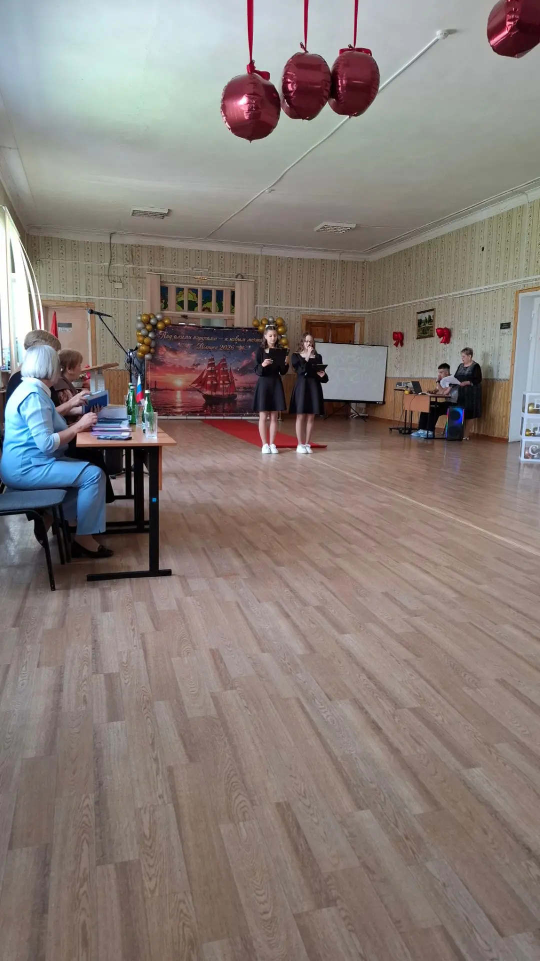 🎉 Сегодня в нашей школе прошёл долгожданный выпускной! 🎉
Этот день был наполнен эмоциями — от трог