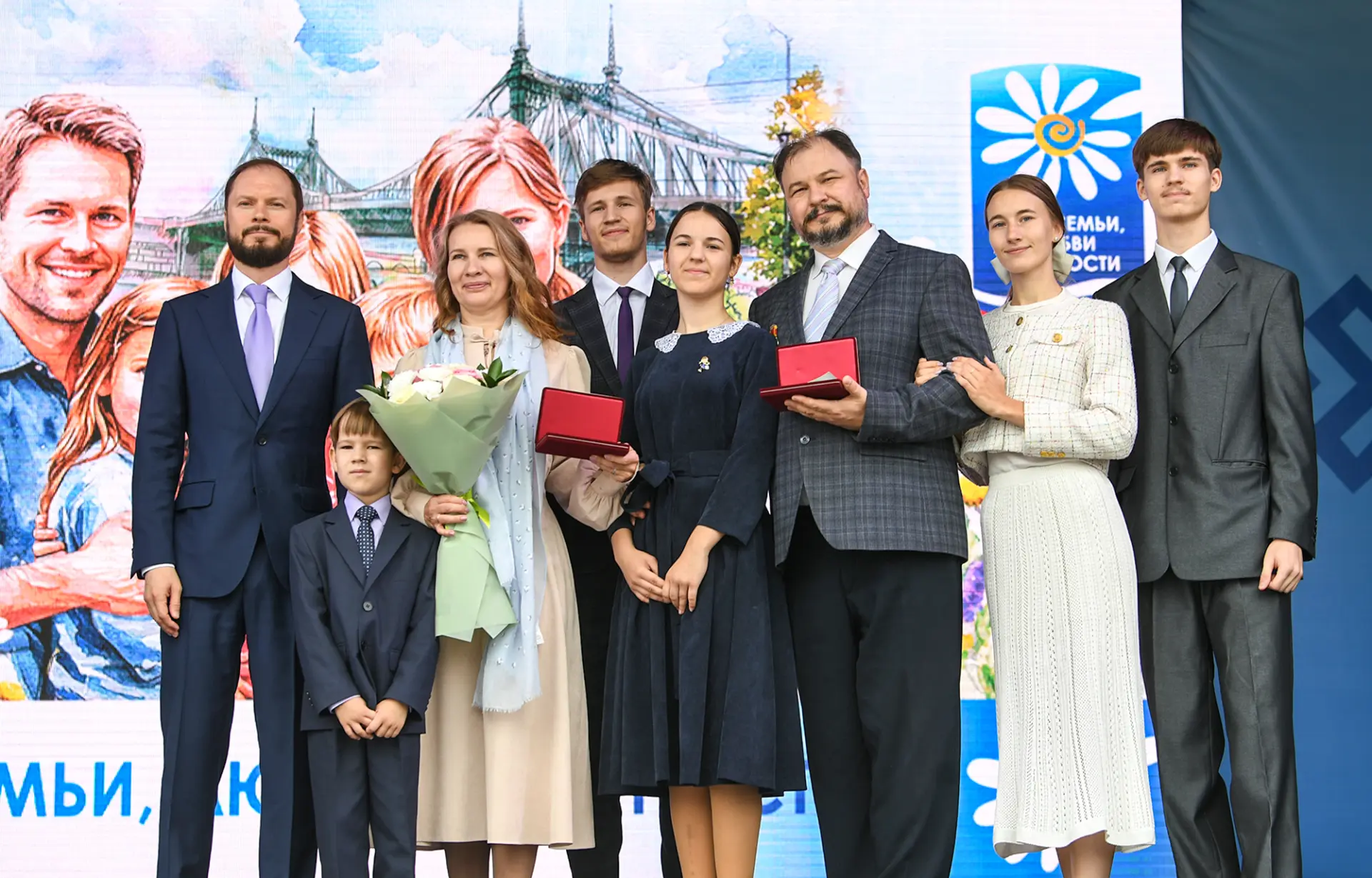 Сегодня, в праздничный день, в столице Верхневолжья проходит масштабный яркий фестиваль...