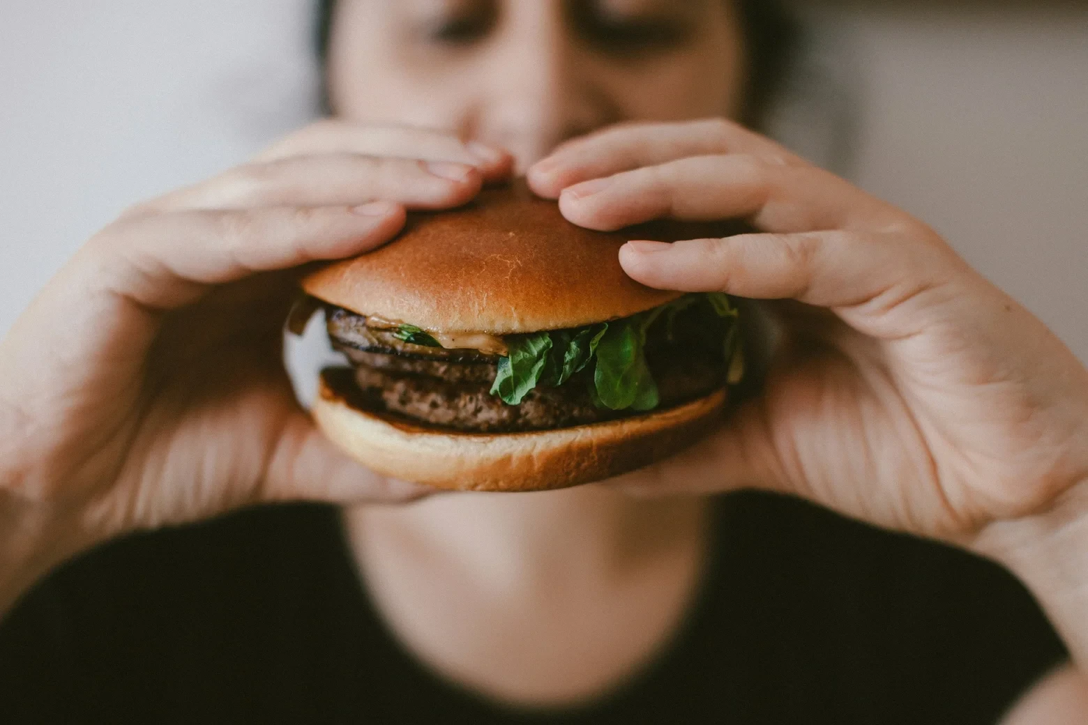 🥱🍔 Почему мы набираем вес, когда мало спим?

Недостаток сна влияет не только на самочувствие, но и
