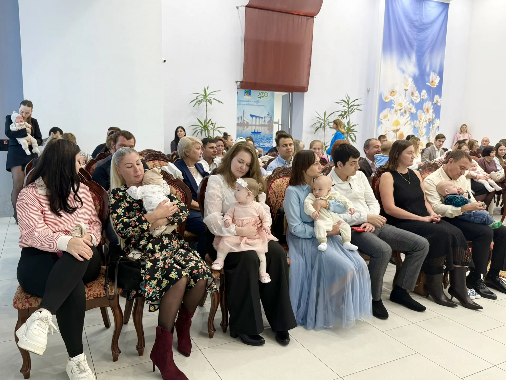 30 новых историй счастья: в Набережных Челнах торжественно вручают сертификаты на матка...