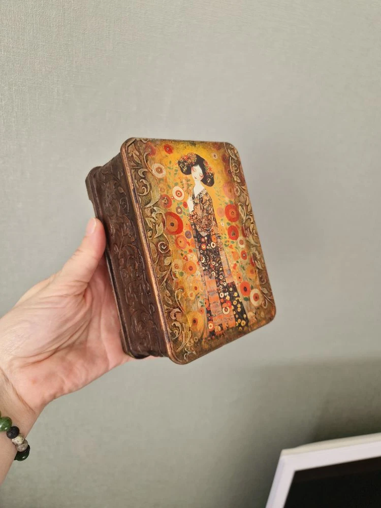 Каждая шкатулка — своя история.
