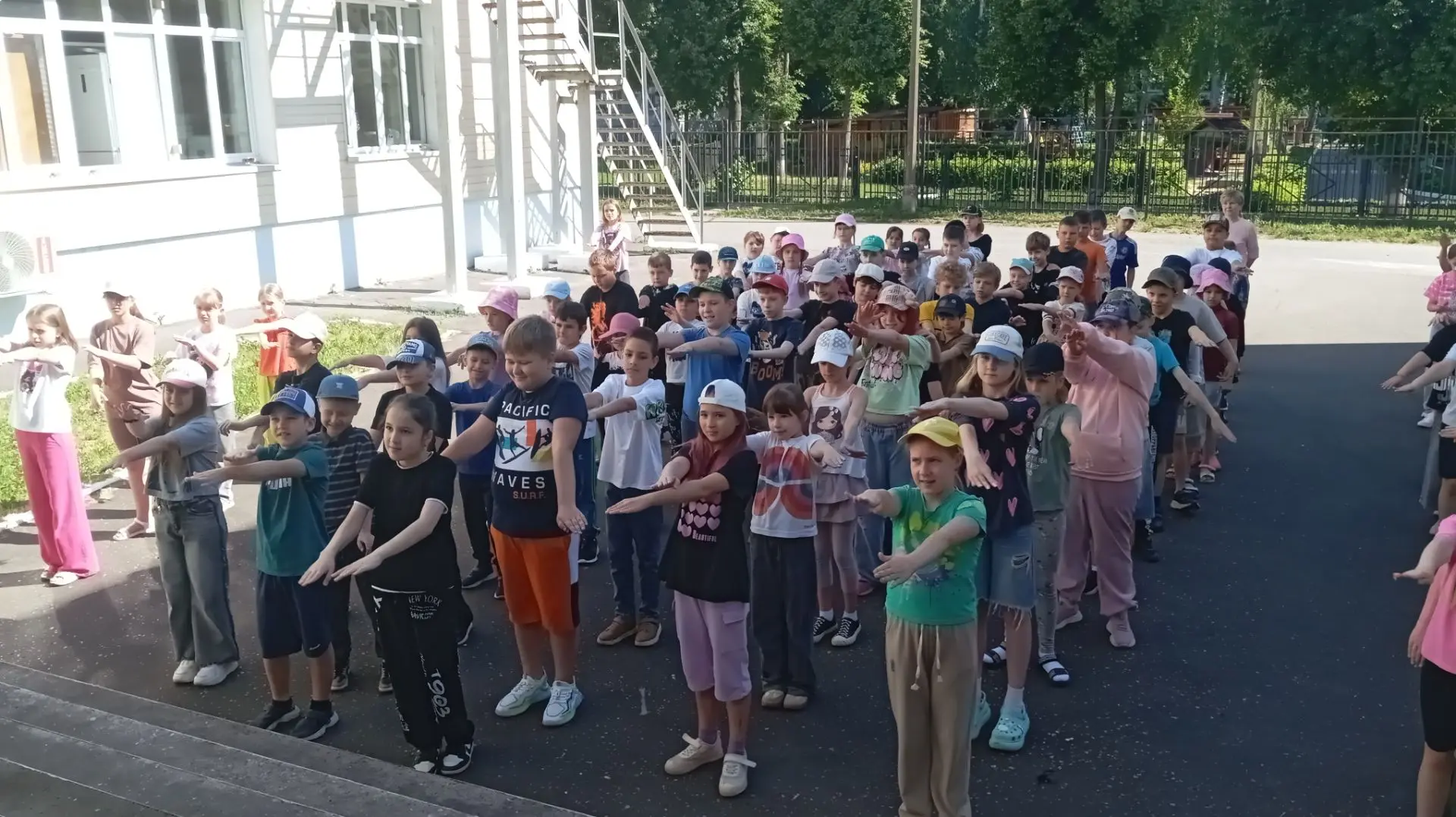🌞Сегодня в пришкольном лагере «Солнышко» (МОУ «СОШ №3», здание 1) прошёл яркий и насыщенный День др