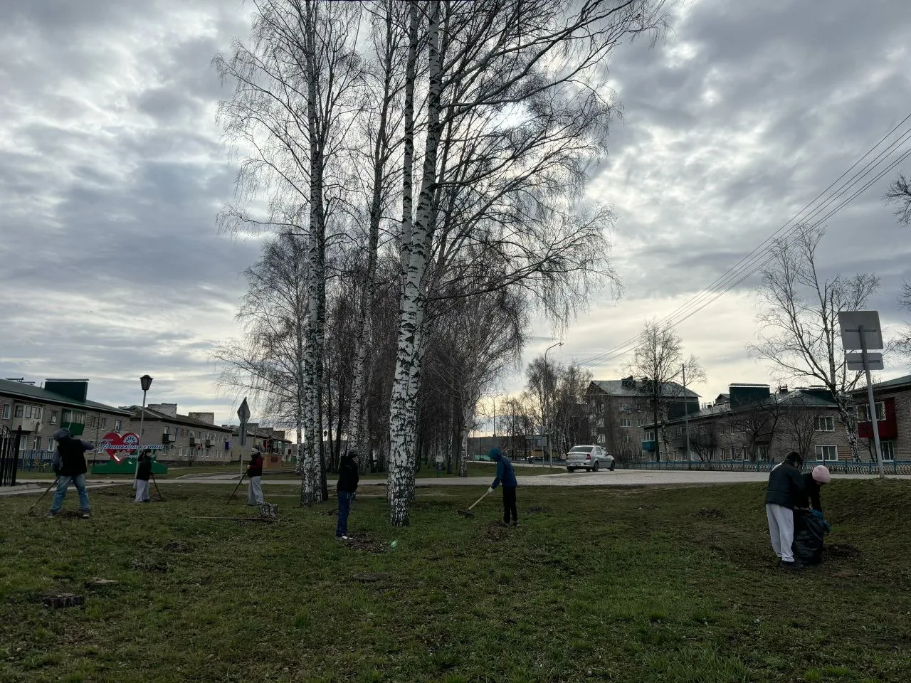 🌿 Субботник в школе им. Т. Рахманова: 6б класс наводит порядок!