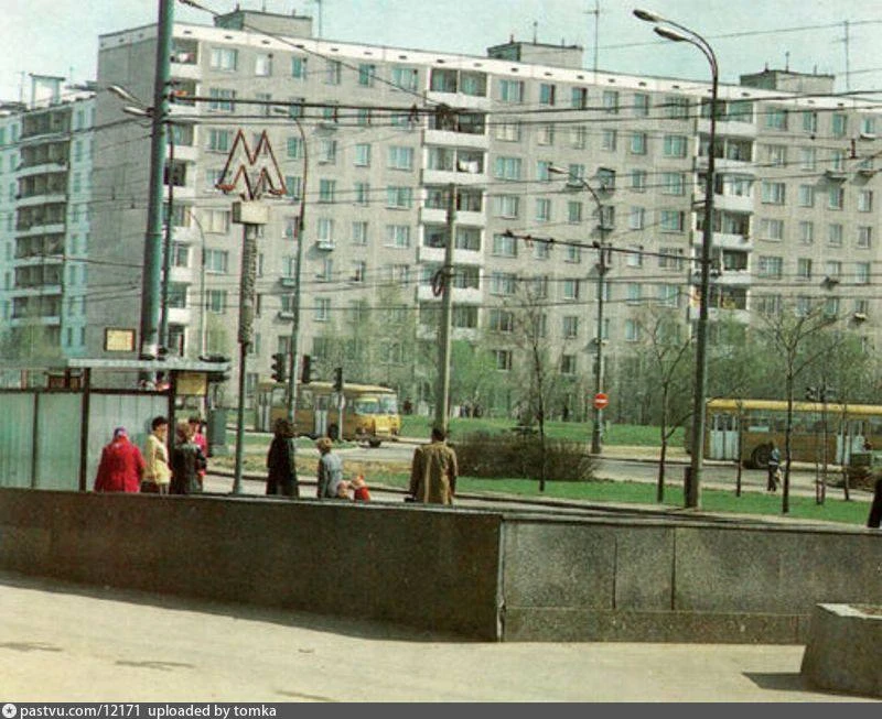 Выход из метро «Беляево». 1985 год.
