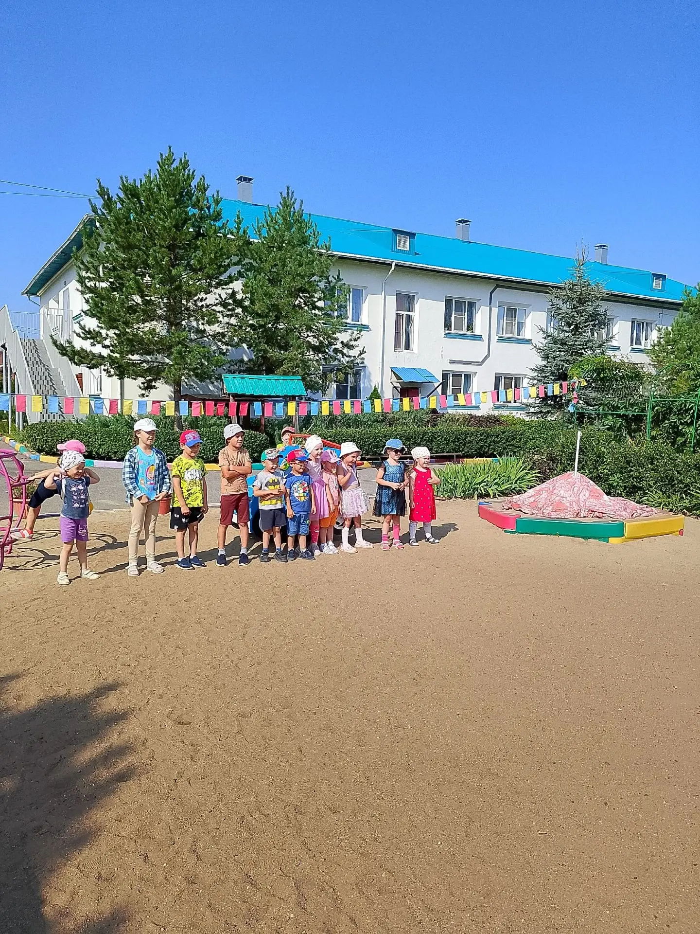 Летние приключения в средней группе: солнце, игры и дружба!
Лето — это маленькая жизнь! А для наших 
