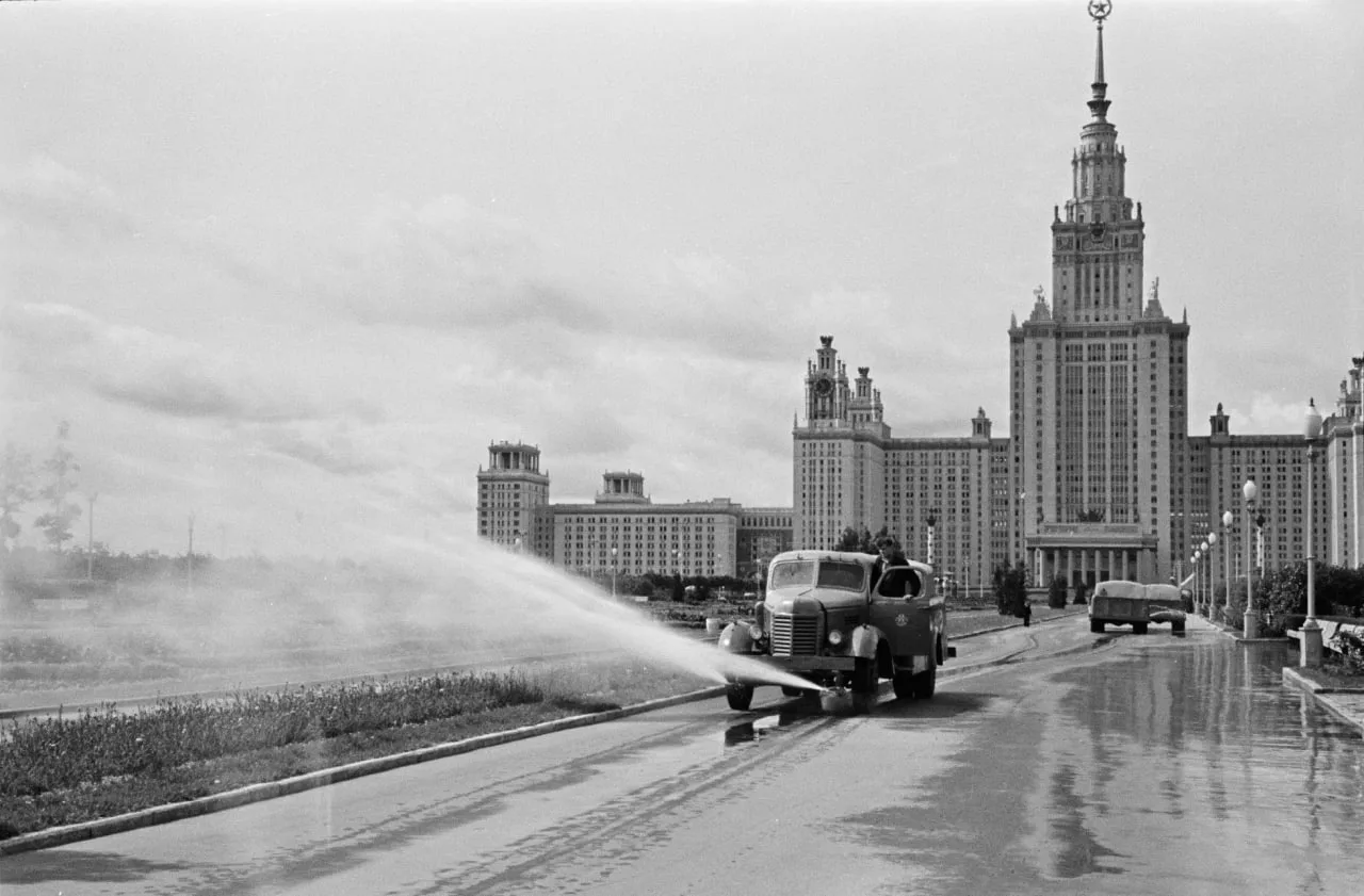 Поливка улиц и газонов у здания МГУ им. М.В. Ломоносова, Москва, 1958 год.