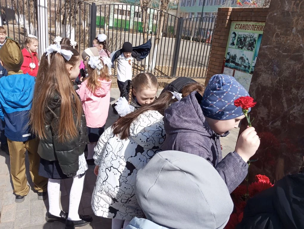 Сегодня возле памятника маршала Конева прошла торжественная линейка среди 1 классов, посвященная 9 М