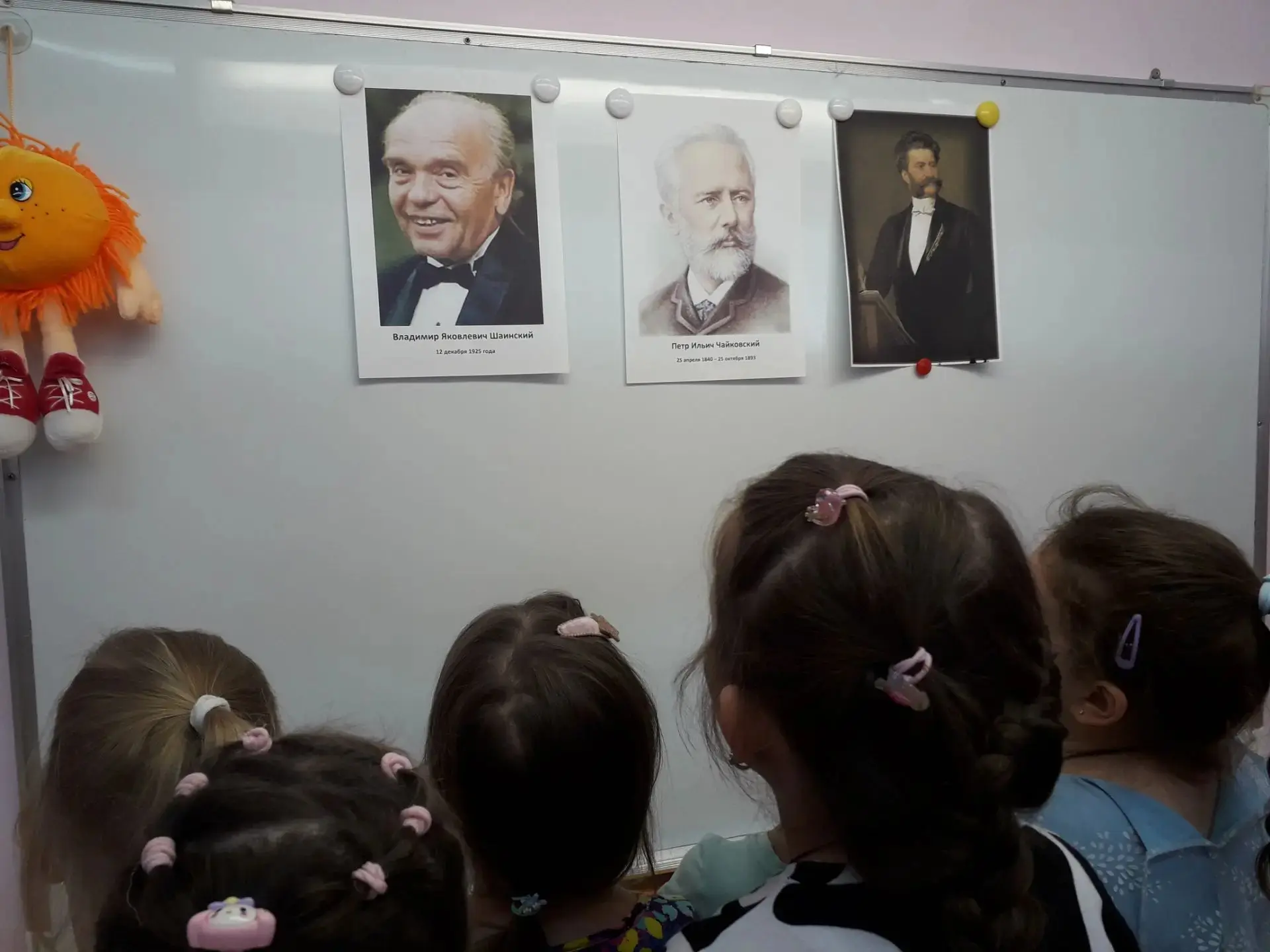 Сегодня дети группы" Любознайки" окунулась в мир музыки. Слушали  произведения Шуберта, Чайковского,