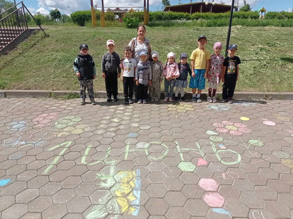 Бүген, 1 нче июнь - халыкара балаларны яклау көне уңаеннан, балалар белән авылыбызның спорт мәйданчы