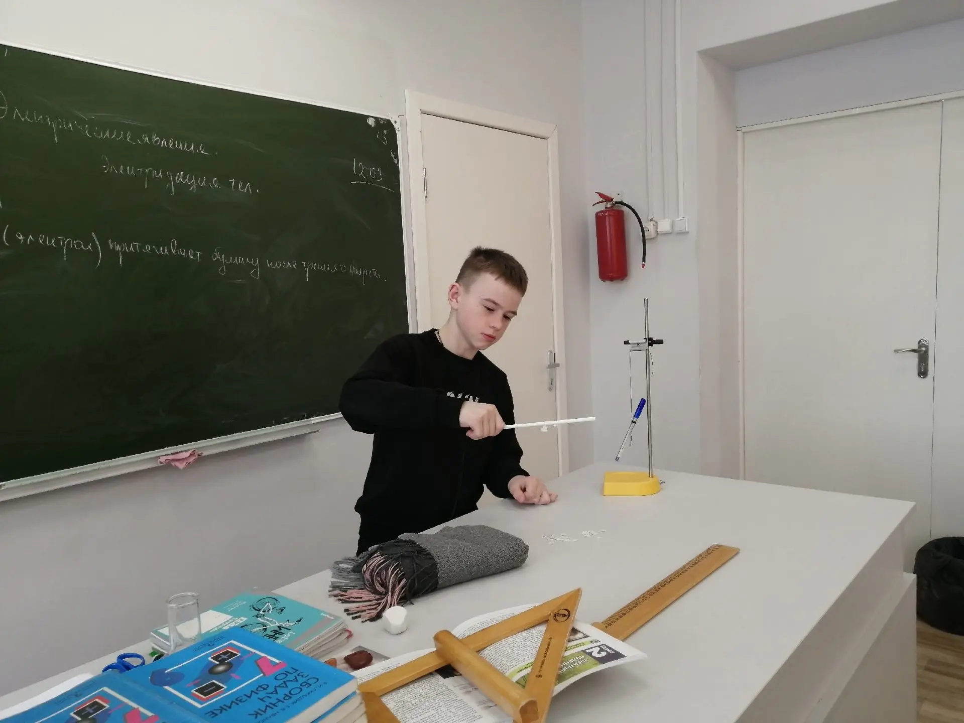 02.04.2026 г. Шокирующие искры в 8-м классе: как мы "заряжали" предметы на физике! ⚡