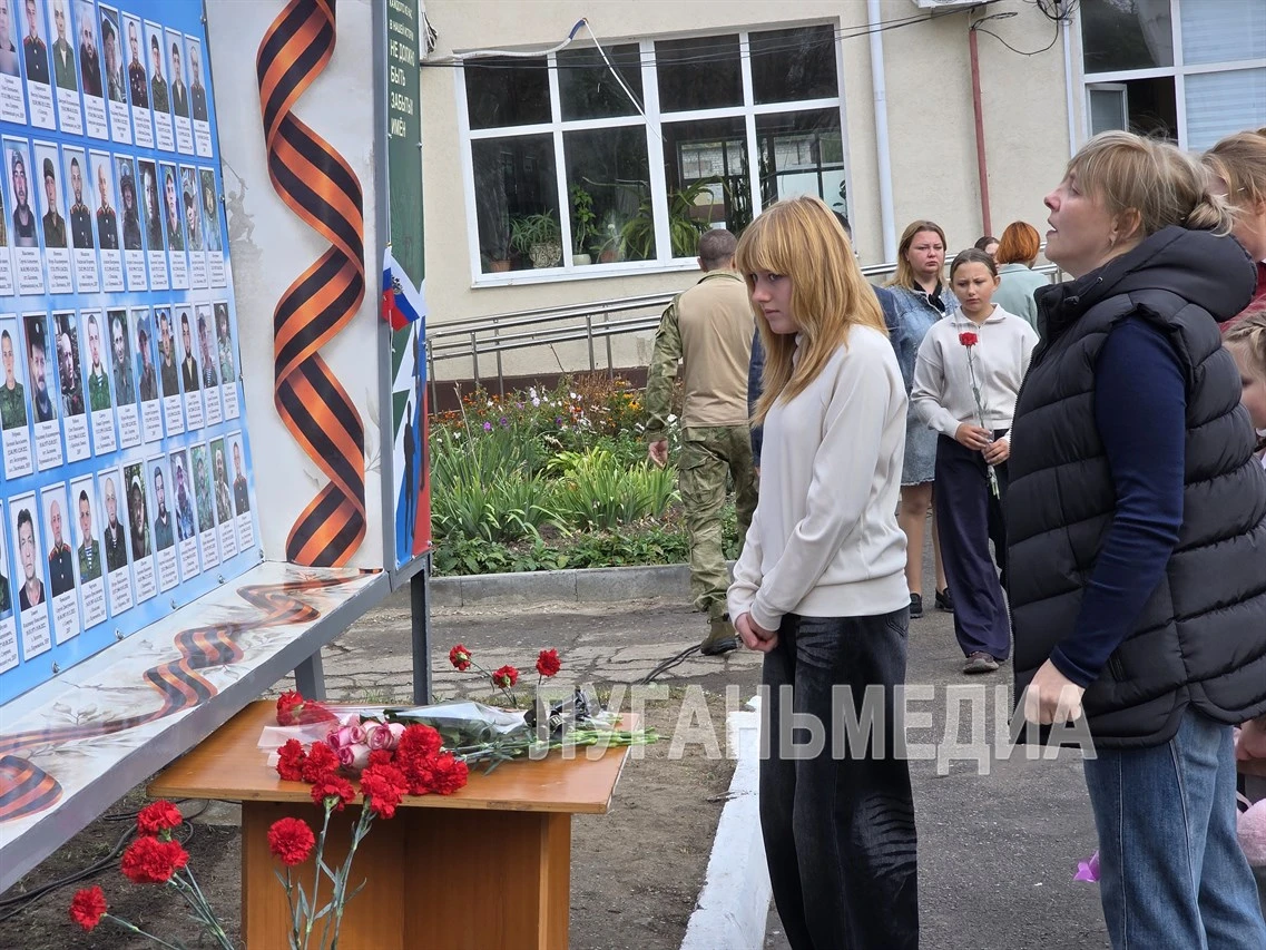🕯️В Первомайске открыли стенд в память о погибших земляках-защитниках Донбасса