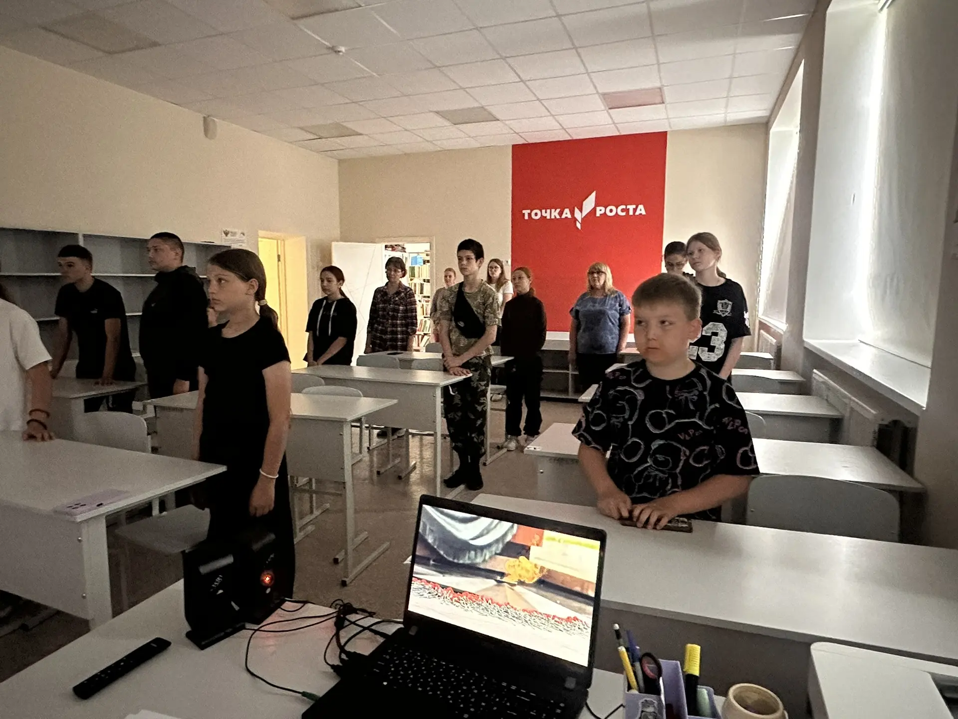Сегодня в нашем летнем пришкольном лагере «Зеленые ладошки» прошёл важный и трогательный День скорби