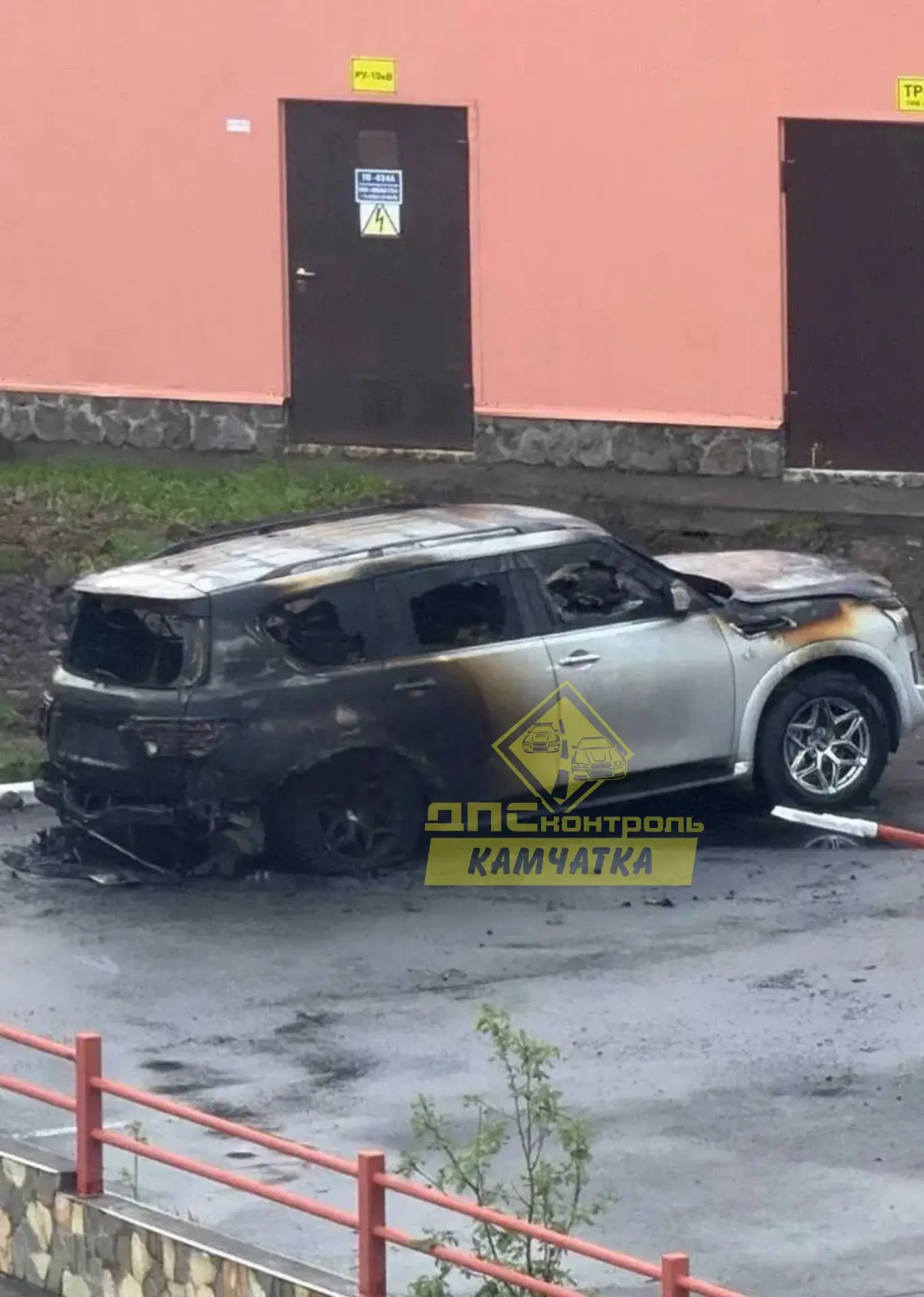 😱 Внедорожник сгорел на Топоркова ночью

Сигнал поступил на пульт диспетчера в 3:08 16 июня. Через 