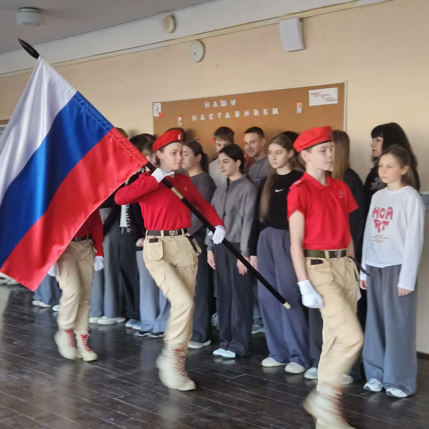 🌤Утро понедельника началось традиционно — с торжественной линейки!   Ребята приняли участие в  церем