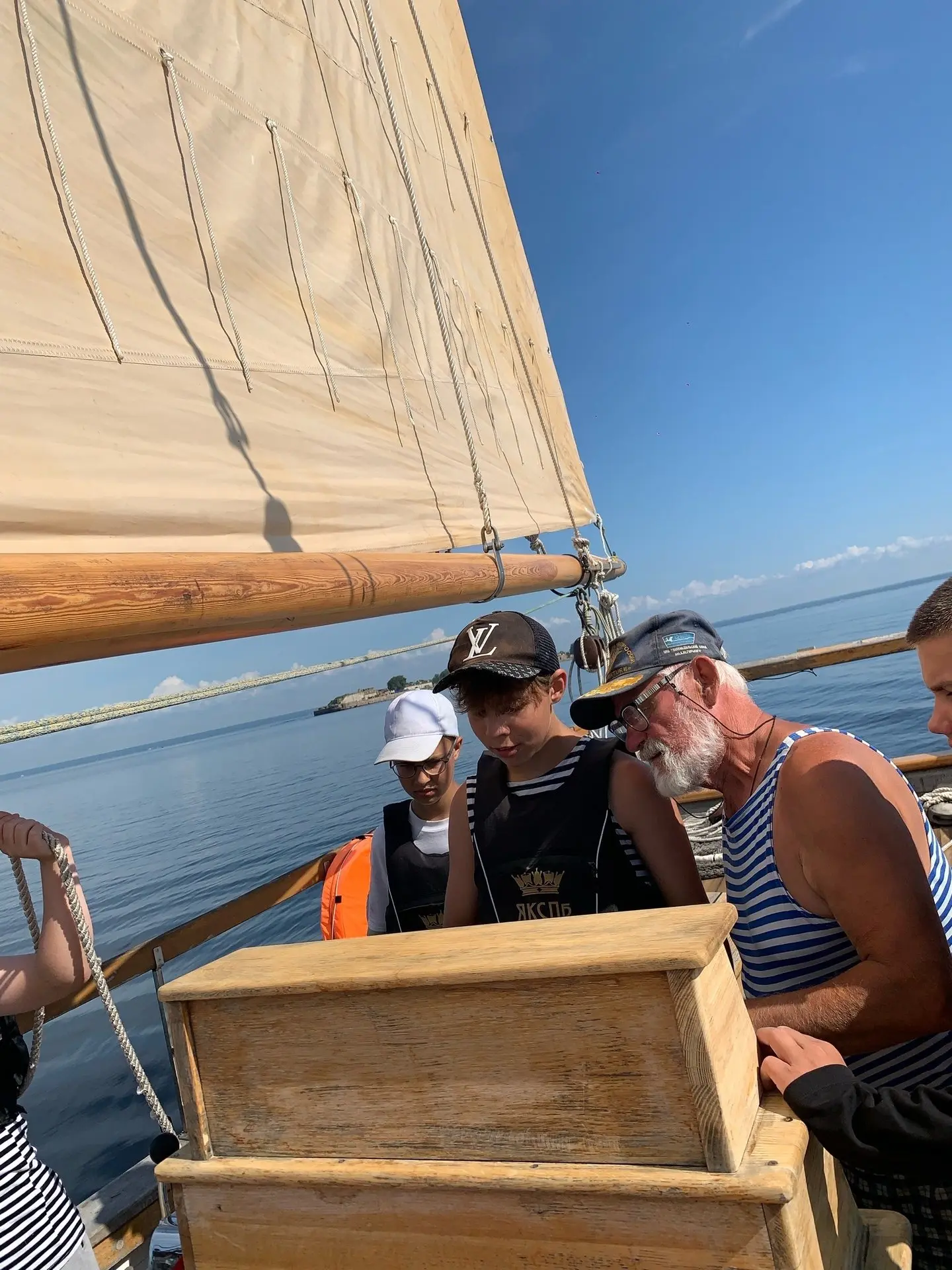 ⛵ Юные моряки города корабелов прошли парусную практику в акватории Финского залива

Ребята из Детск