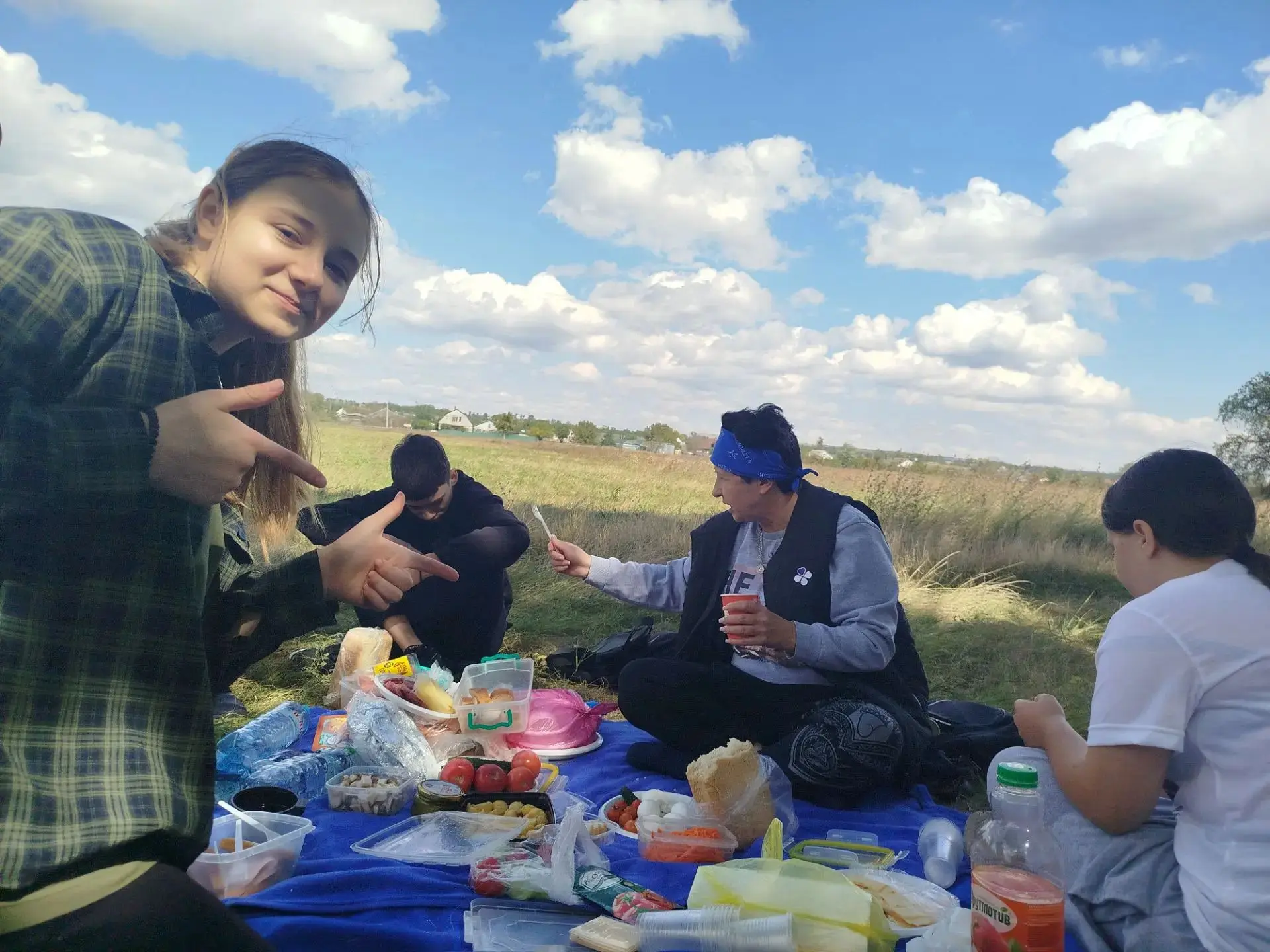 Обучающиеся 8а класса, в честь начала учебного года, отправились в поход на речку, в лес.